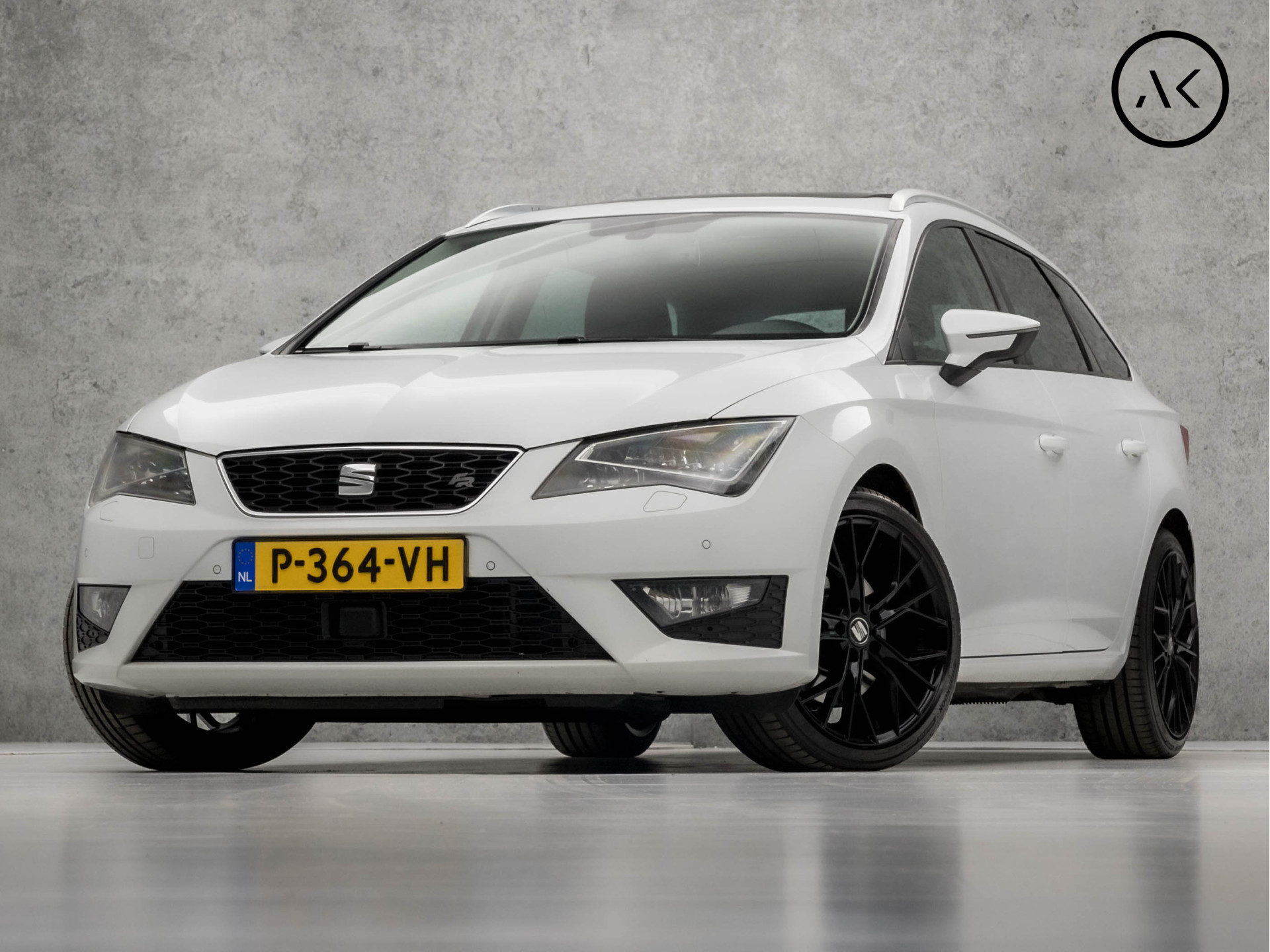 SEAT León ST 2.0 TDI Black & White FR Sport 184Pk Automaat (SCHUIFDAK, NAVIGATIE, SEAT SOUND, ADAPTIVE CRUISE, GETINT GLAS, SPORTSTOELEN, STOELVERWARMING, LEDER/ALCANTARA, TREKHAAK, LED KOPLAMPEN, PARKEERSENSOREN, NIEUWSTAAT)