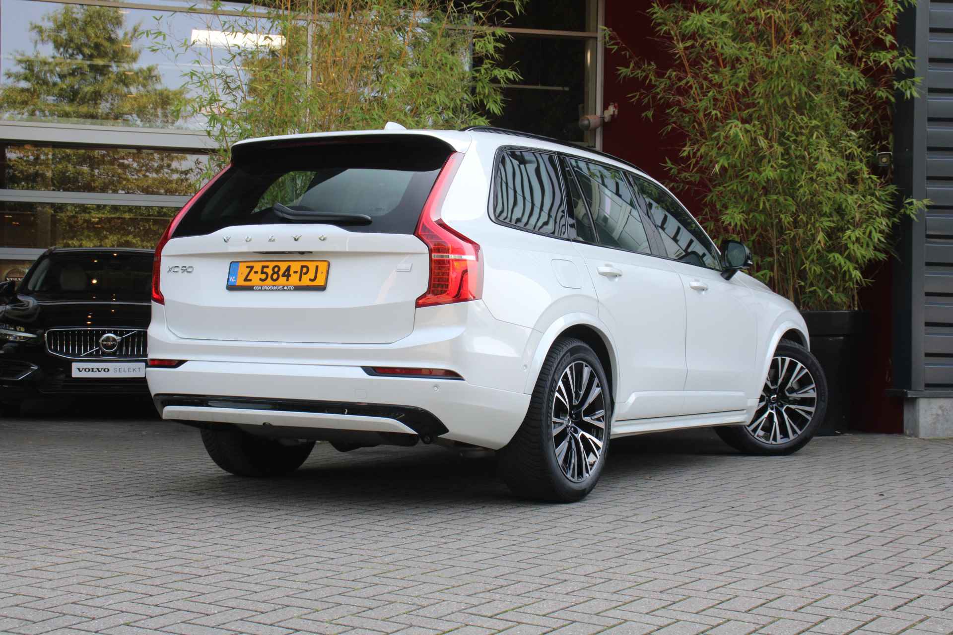 Volvo XC90 T8 Recharge AWD 455pk Ultimate Dark | Luchtvering | Bowers&Wilkins | Trekhaak | 360 Camera | Pilot Assist | Schuifdak - 3/17