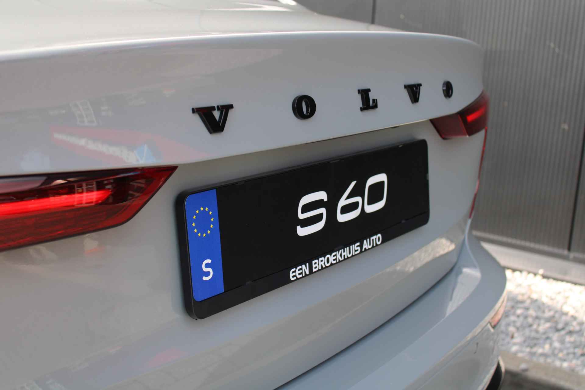 Volvo S60 B4 Plus Dark | 19" | Sportstoelen | Harman Kardon | Pilot Assist | BLIS - 8/18