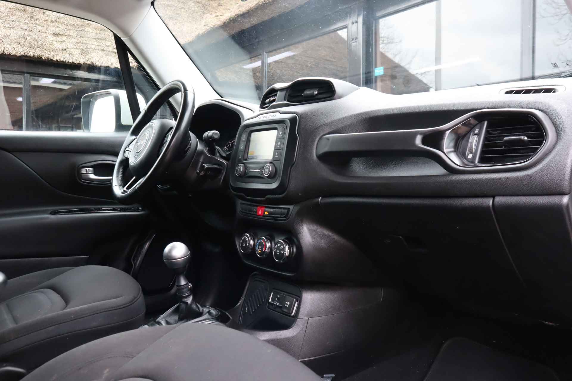 Jeep Renegade 1.6 E-Torq Black Line | Trekhaak | Navigatie - 35/39