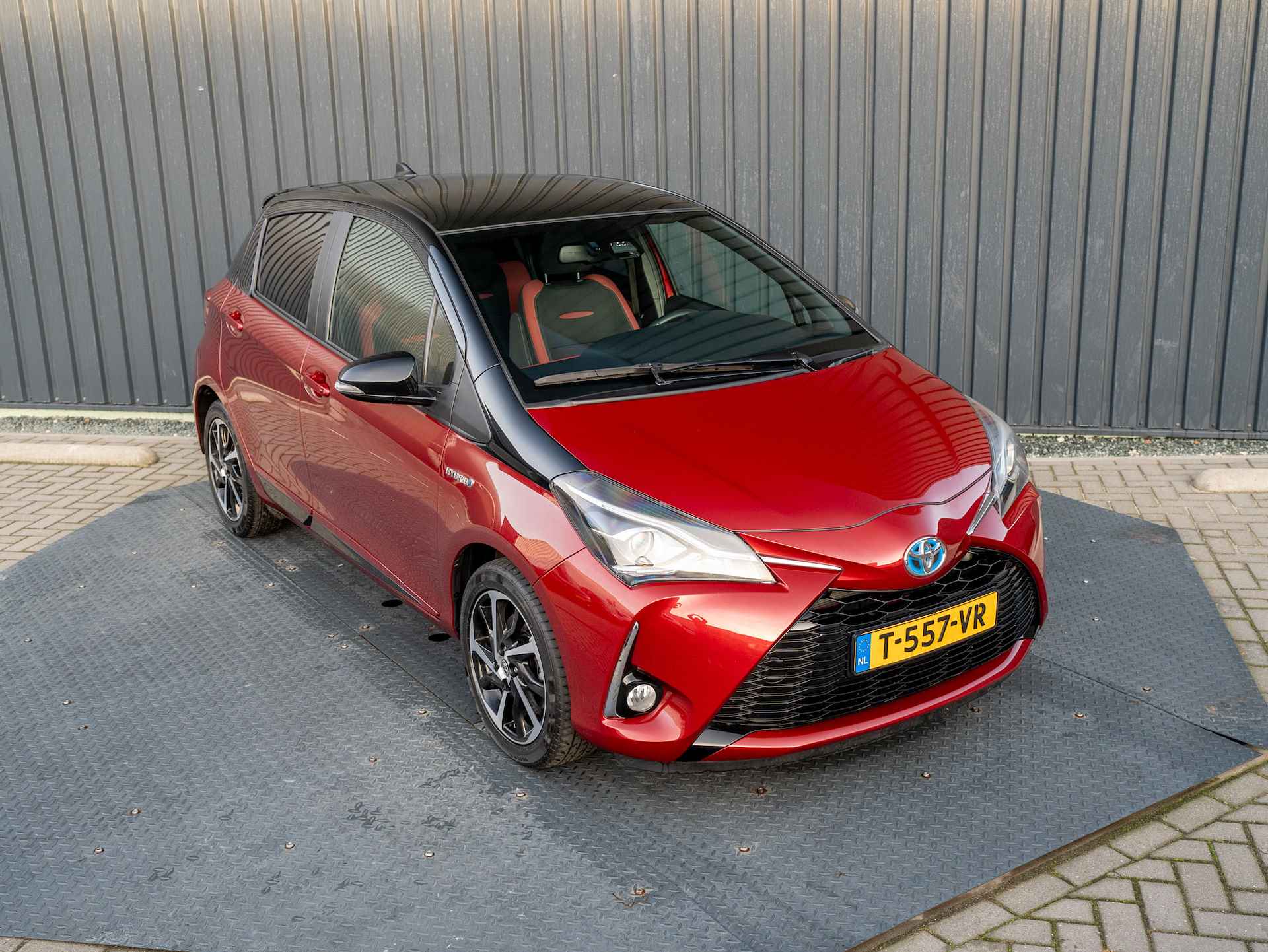 Toyota Yaris 1.5 Hybrid Bi-Tone | Panodak | Apple carplay / Android Auto | Prijs Rijklaar!! - 33/42