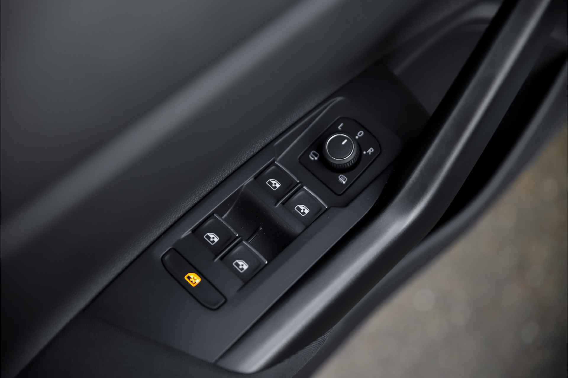 Volkswagen Taigo 1.0 TSI R-Line Business | Camera | Carplay | Stoelverwarming | Trekhaak - 26/37