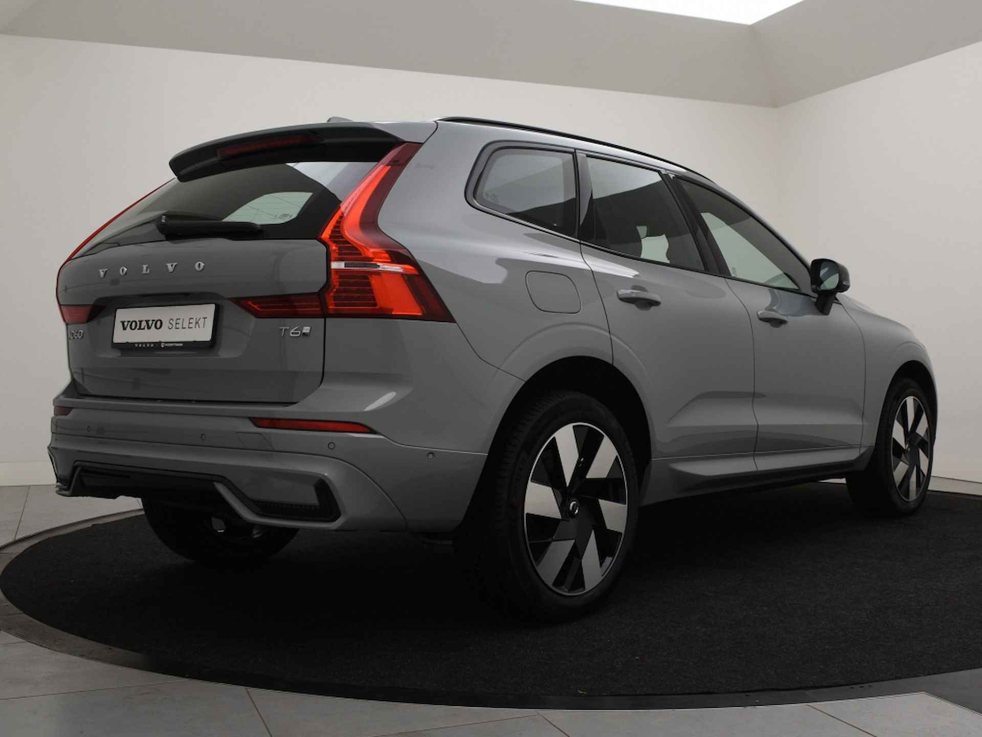 Volvo XC60 T6 PLUG-IN HYBRID ULTRA DARK SCHUIFDAK LUCHTVERING HARMAN KARDON - 3/39