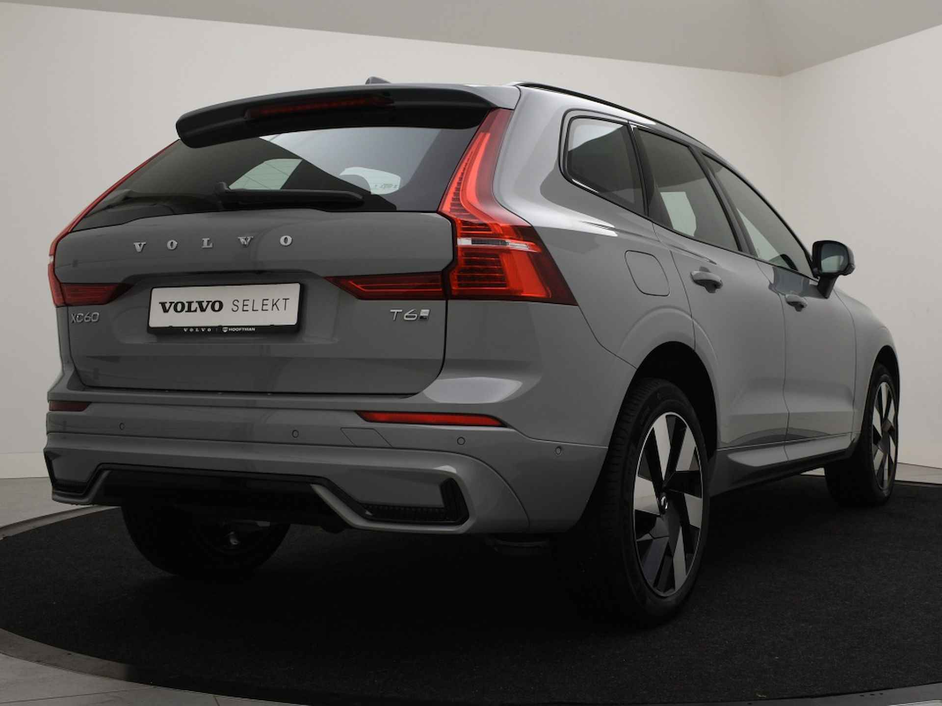 Volvo XC60 T6 PLUG-IN HYBRID ULTRA DARK SCHUIFDAK LUCHTVERING HARMAN KARDON - 4/39