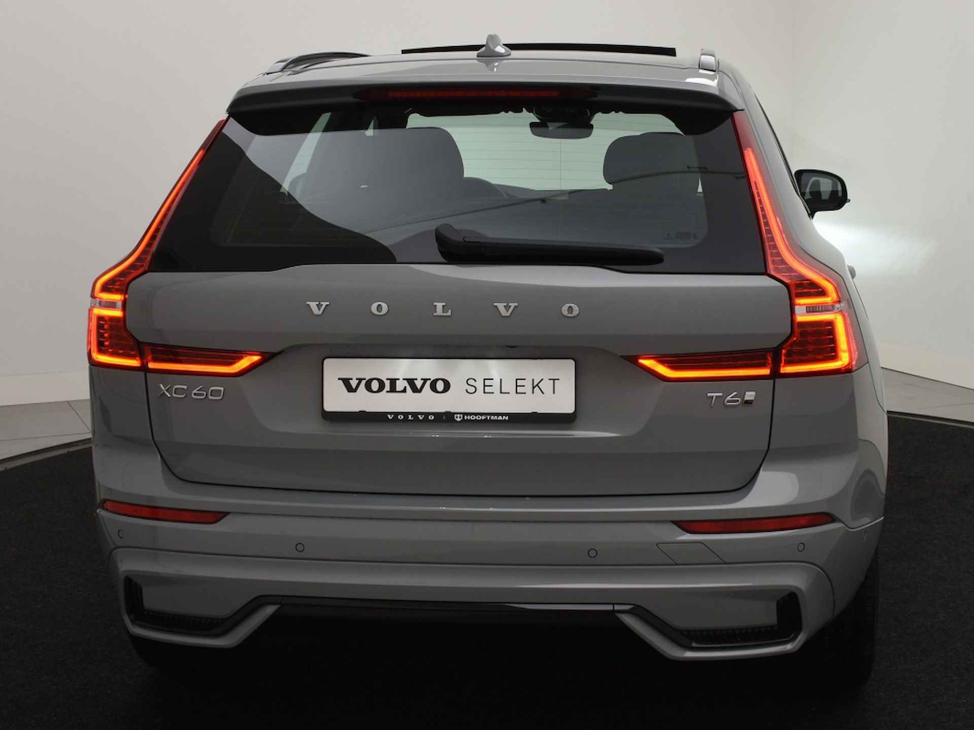 Volvo XC60 T6 PLUG-IN HYBRID ULTRA DARK SCHUIFDAK LUCHTVERING HARMAN KARDON - 5/39