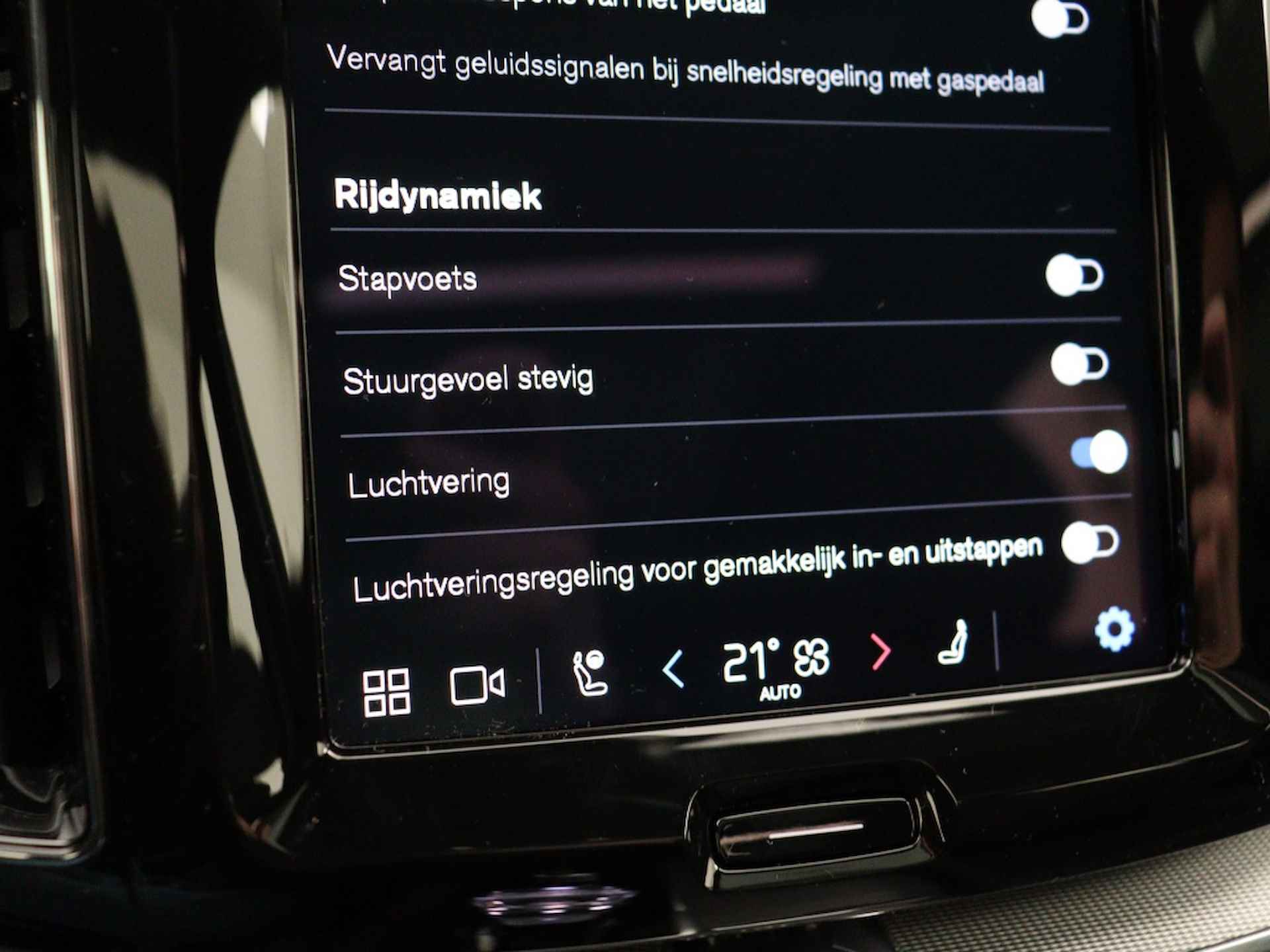 Volvo XC60 T6 PLUG-IN HYBRID ULTRA DARK SCHUIFDAK LUCHTVERING HARMAN KARDON - 23/39