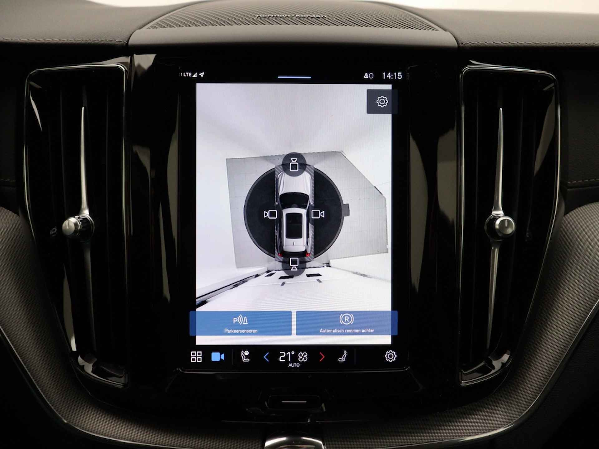 Volvo XC60 T6 PLUG-IN HYBRID ULTRA DARK SCHUIFDAK LUCHTVERING HARMAN KARDON - 24/39