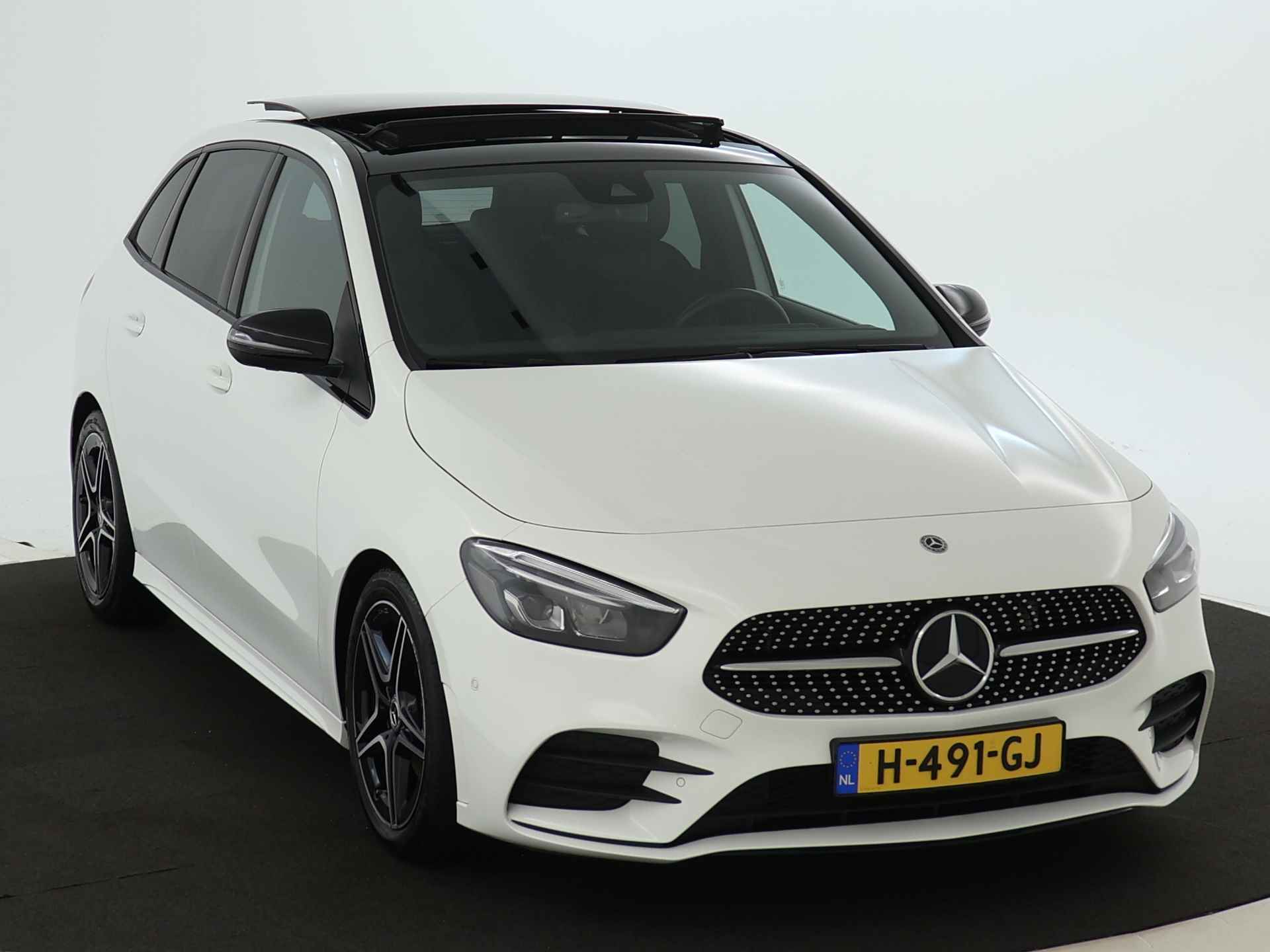 Mercedes-Benz B-Klasse 180 Business Solution AMG | Panoramadak | Achteruitrijcamera | Nightpakket | Stoelverwarming | Inclusief 24 maanden MB Certified garantie voor Europa. - 29/44