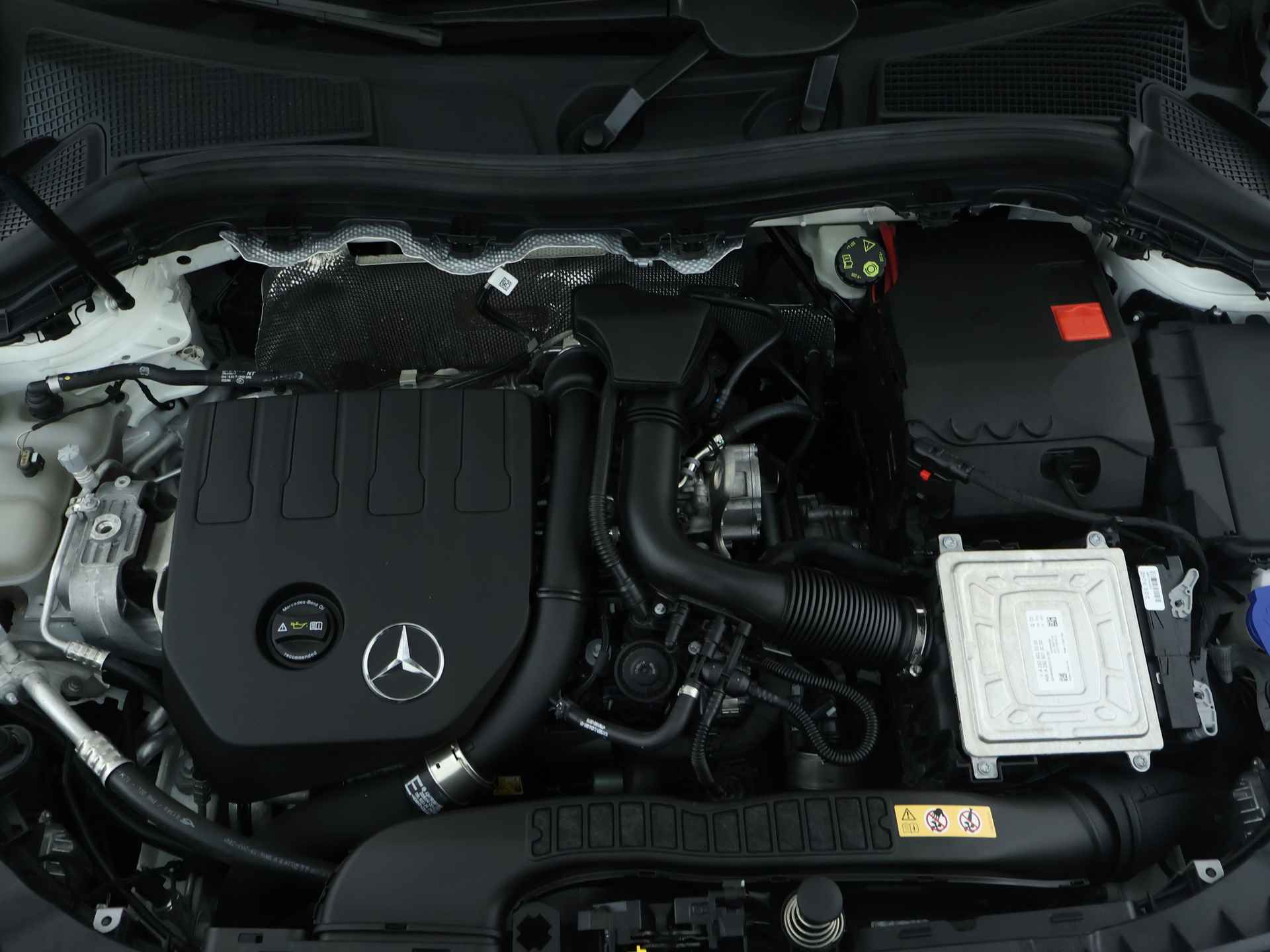 Mercedes-Benz B-Klasse 180 Business Solution AMG | Panoramadak | Achteruitrijcamera | Nightpakket | Stoelverwarming | Inclusief 24 maanden MB Certified garantie voor Europa. - 41/44