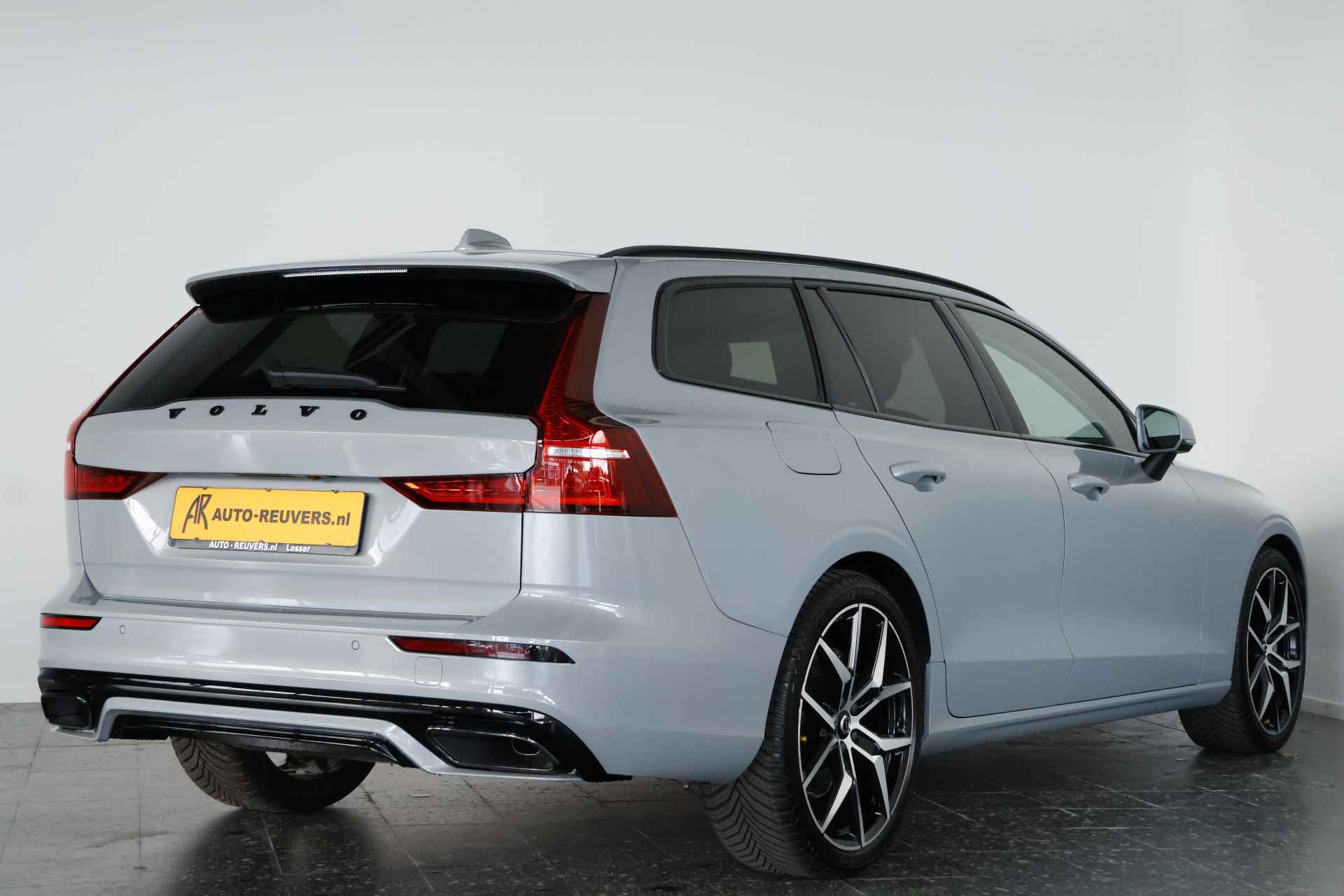 Volvo V60 2.0 B3 Core / LED / Leder / Pilot Assist / CarPlay / DAB - 2/33