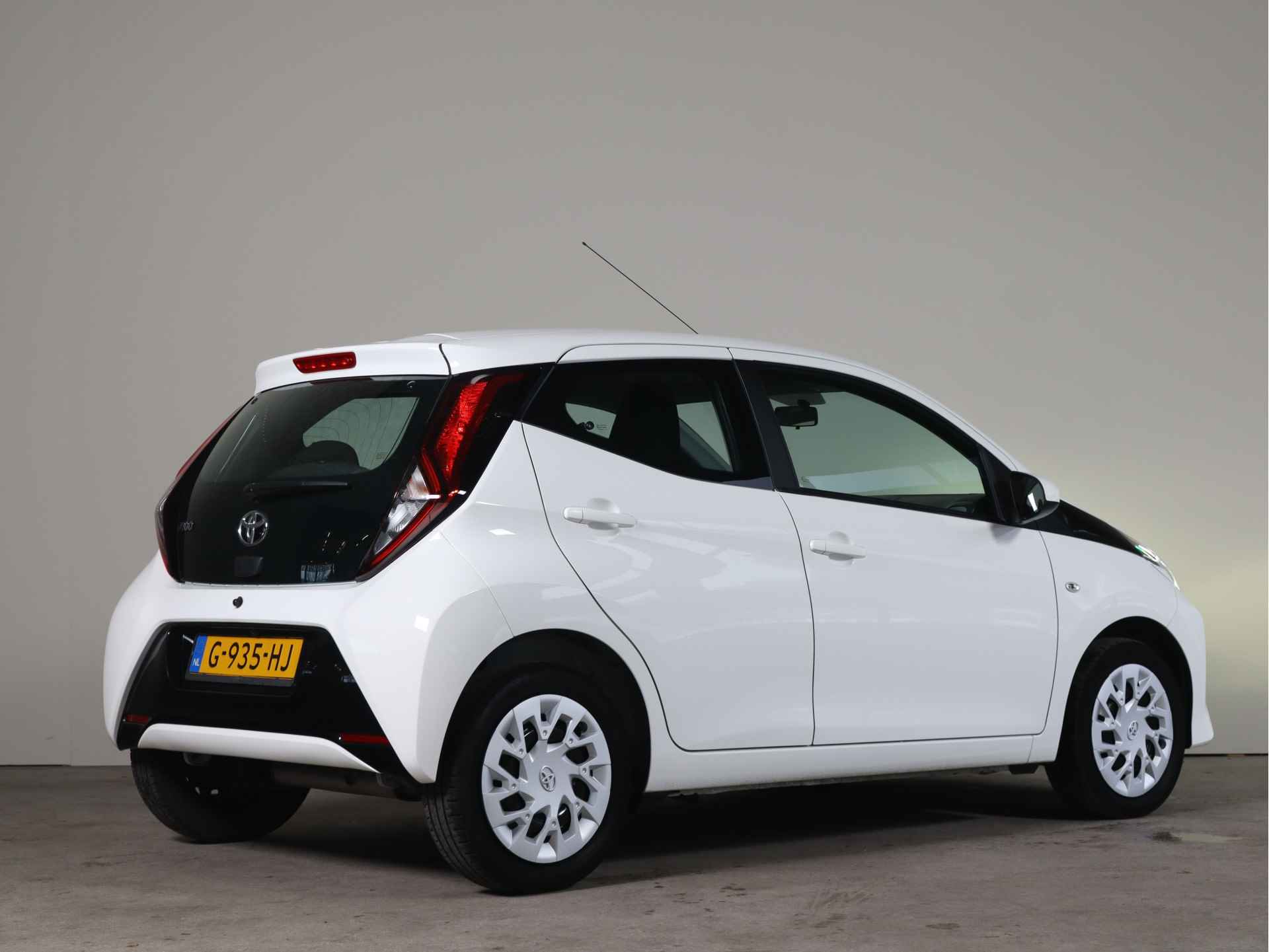 Toyota Aygo 1.0 VVT-i x-play - NL AUTO!! Camera I Apple I Radio - 3/28