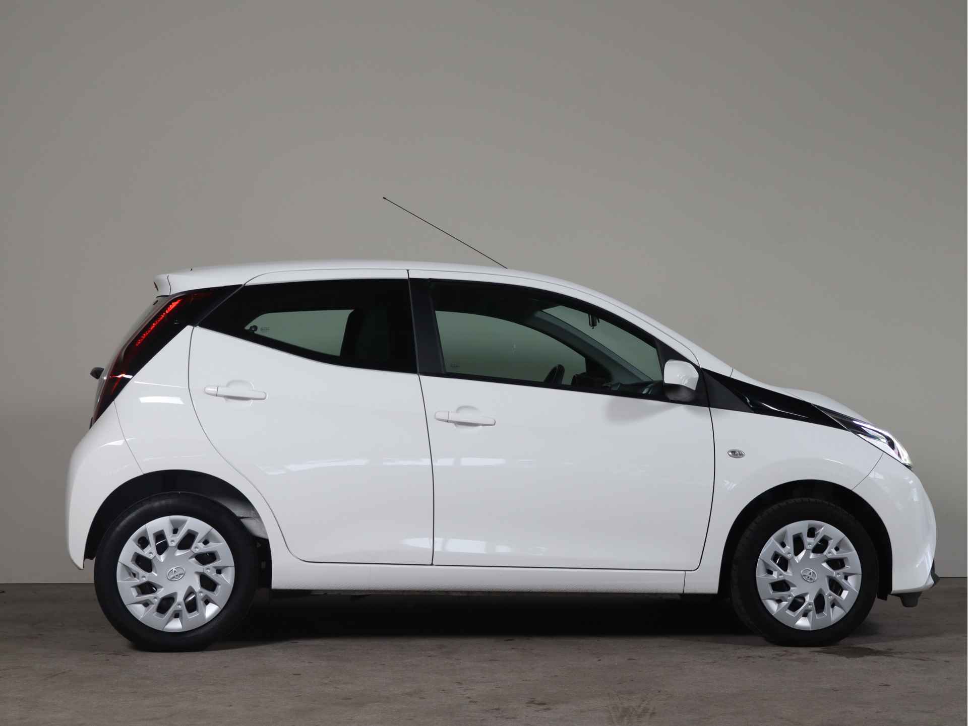 Toyota Aygo 1.0 VVT-i x-play - NL AUTO!! Camera I Apple I Radio - 27/28