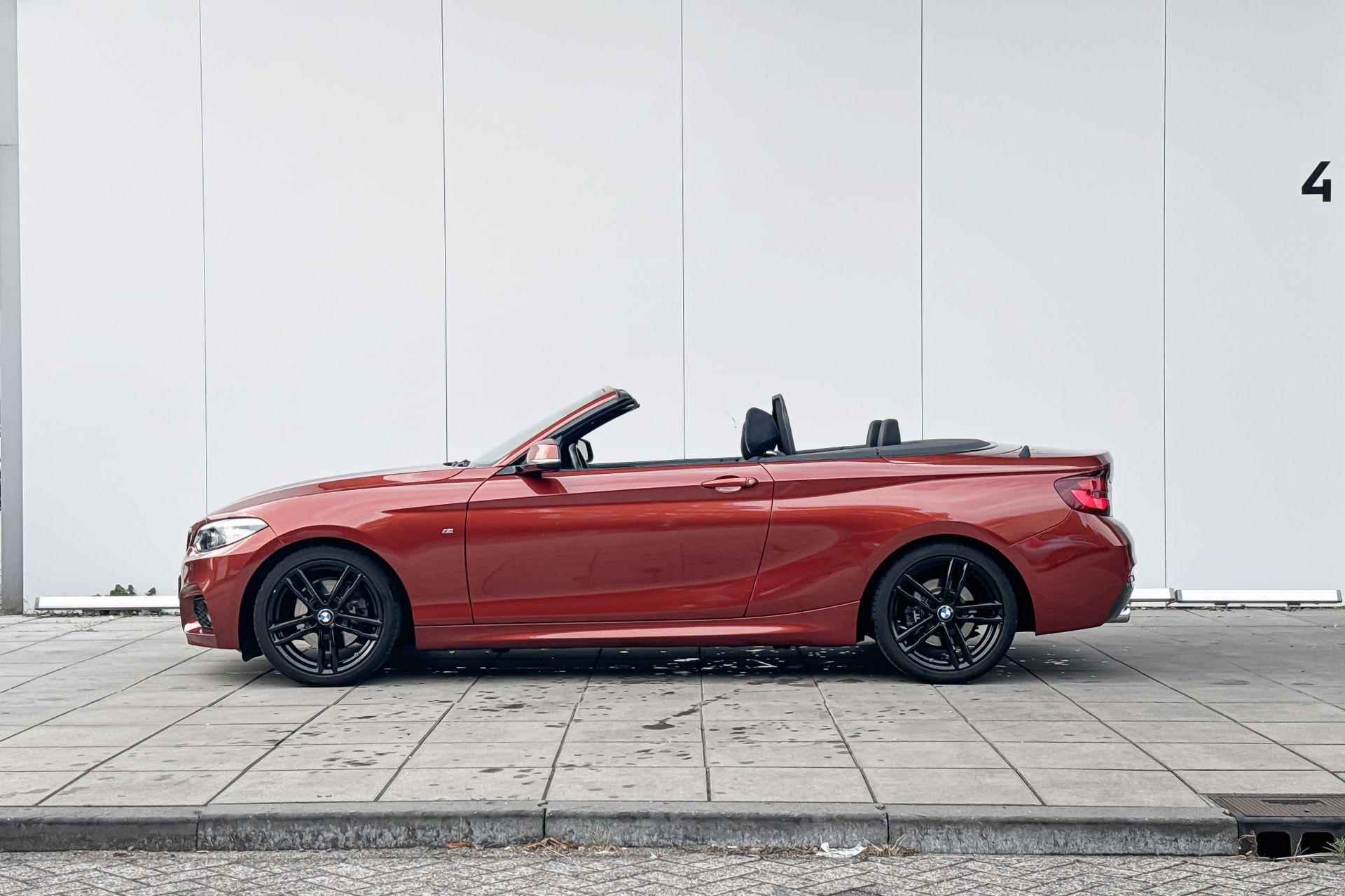 BMW 2 Serie Cabrio 220i High Executive M-Sport Achteruitrijcamera / Cruise Control Adaptief / Adaptief LED / Trekhaak Afneembaar / Elektrische Sportstoelen / Stoelverwarming / Comfort Access / 18 Inch Jet Black - 2/19