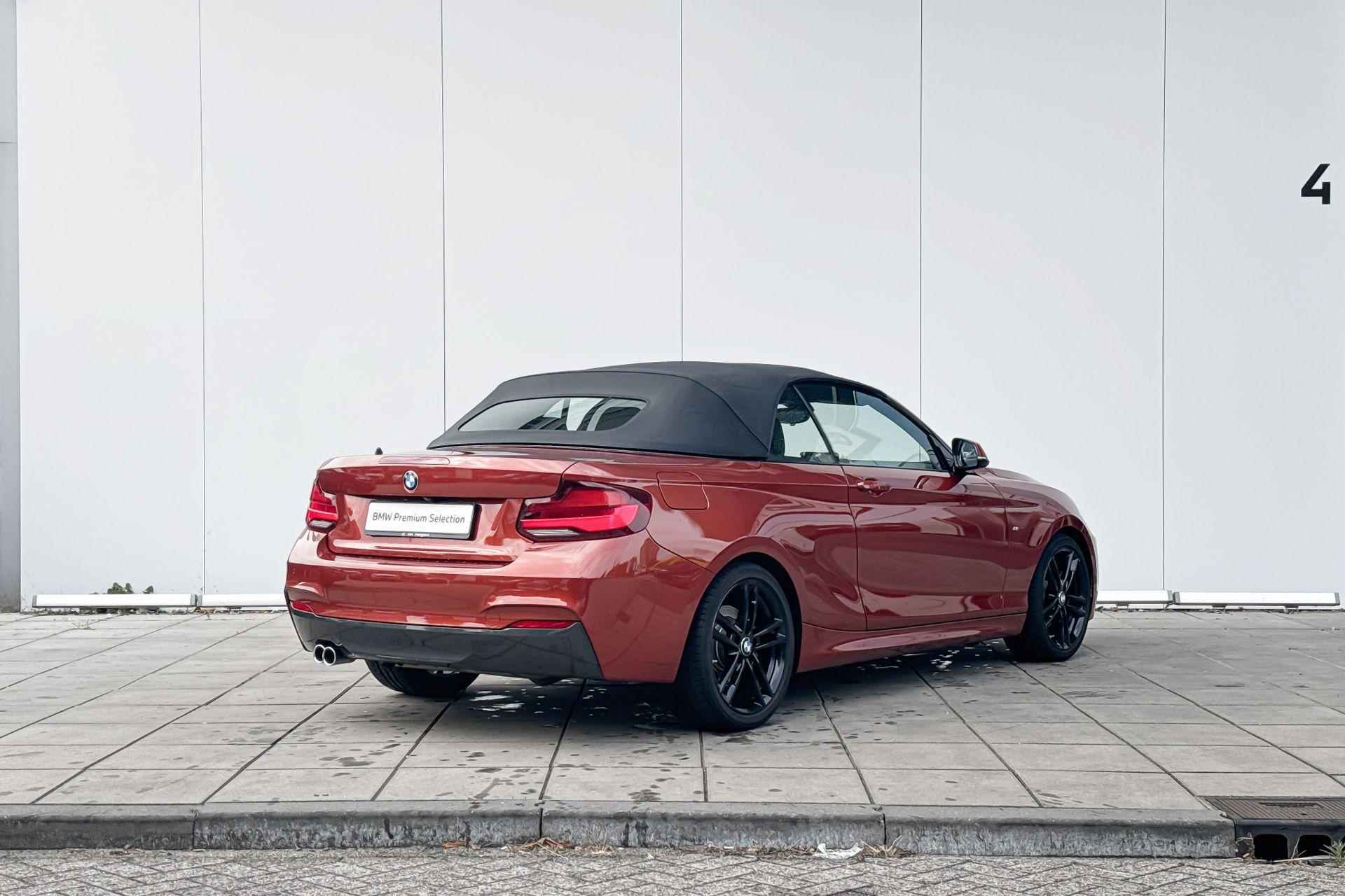 BMW 2 Serie Cabrio 220i High Executive M-Sport Achteruitrijcamera / Cruise Control Adaptief / Adaptief LED / Trekhaak Afneembaar / Elektrische Sportstoelen / Stoelverwarming / Comfort Access / 18 Inch Jet Black - 4/19