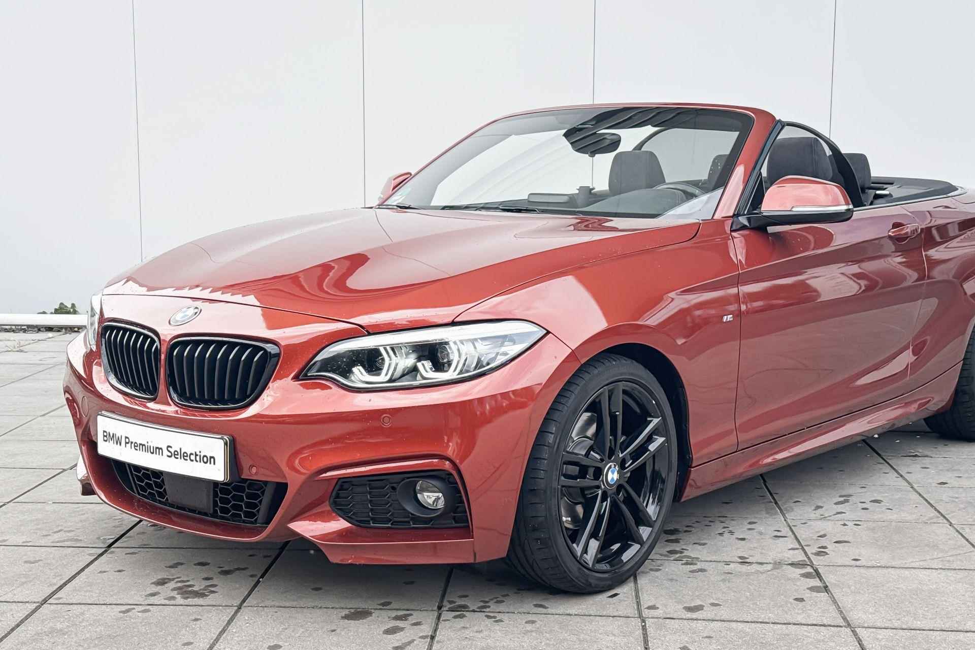 BMW 2 Serie Cabrio 220i High Executive M-Sport Achteruitrijcamera / Cruise Control Adaptief / Adaptief LED / Trekhaak Afneembaar / Elektrische Sportstoelen / Stoelverwarming / Comfort Access / 18 Inch Jet Black - 17/19