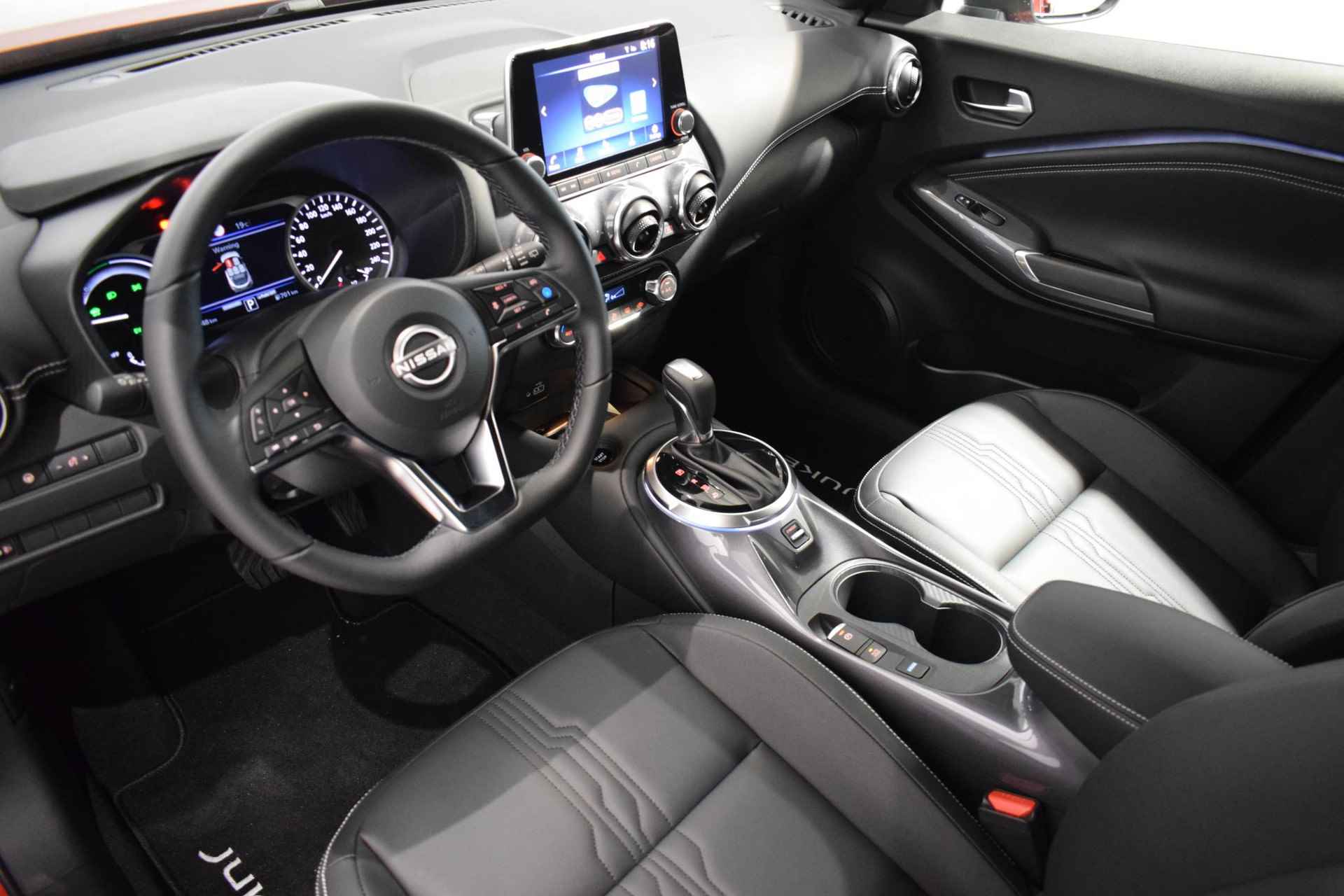 Nissan Juke 1.6 Hybrid Tekna | 360 Camera | Parkeersensoren Voor/Achter | Dode hoek detectie | Adaptive cruise control | Traffic sign recognition | Keyless entry | Apple Carplay / Android auto | - 22/57