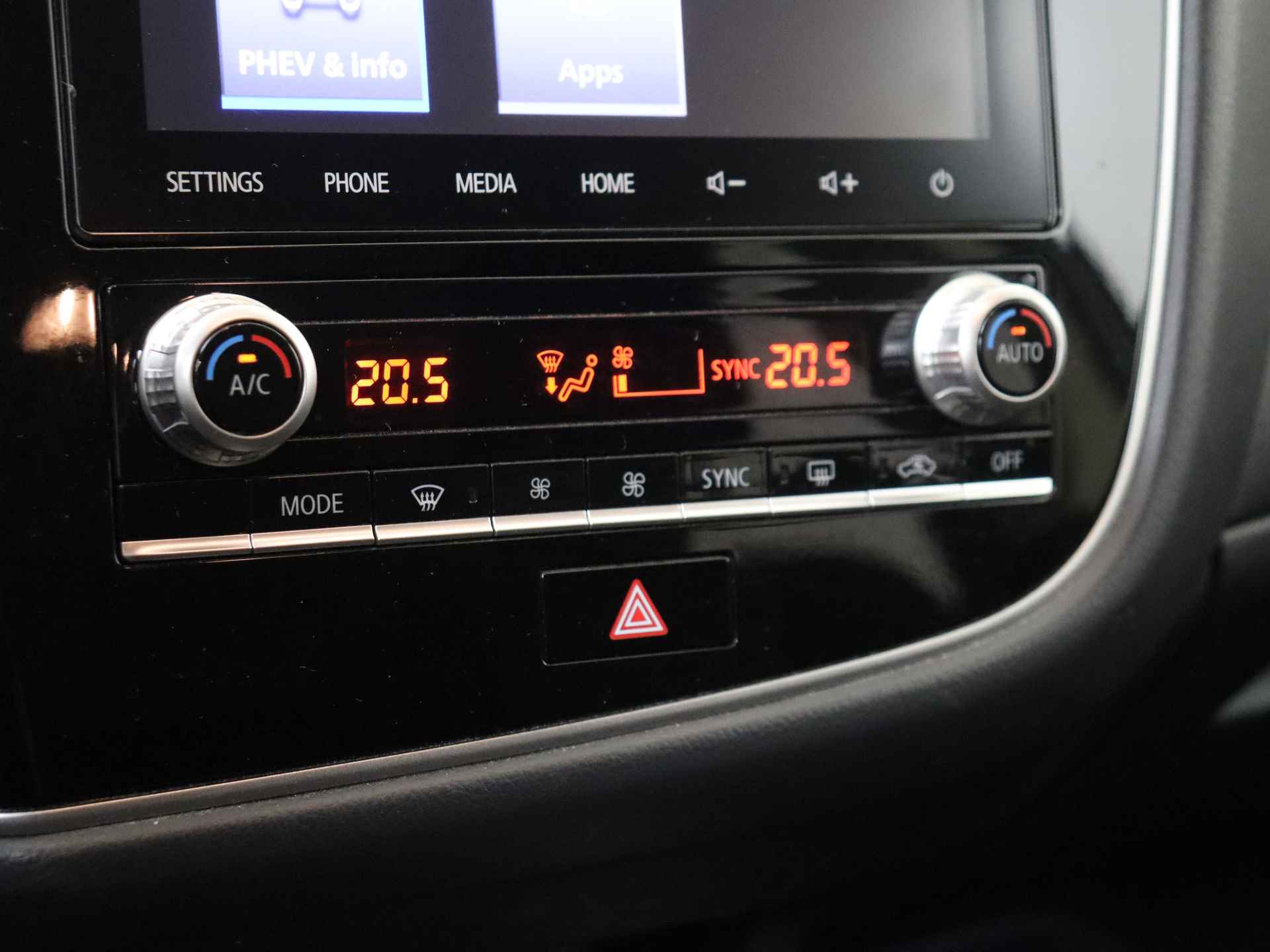 Mitsubishi Outlander 2.4 PHEV Pure 225 pk Automaat | Climate Control | Trekhaak | Navigatie by App - 18/36