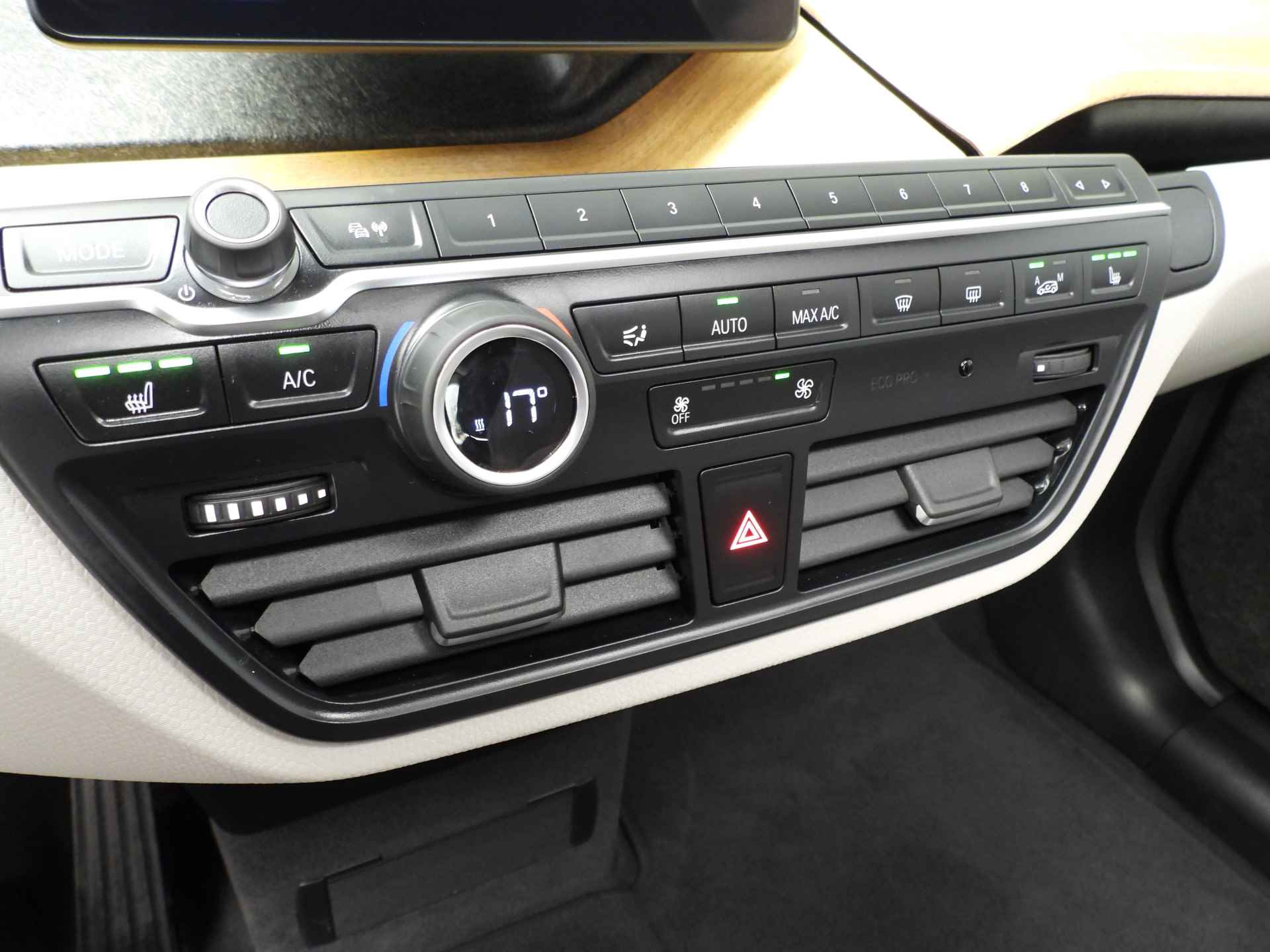BMW i3 120Ah 42 kWh LED / Navigatie / Schuifdak / Stoelverwarming / Clima / PDC / DAB / Alu 19 inch - 16/33