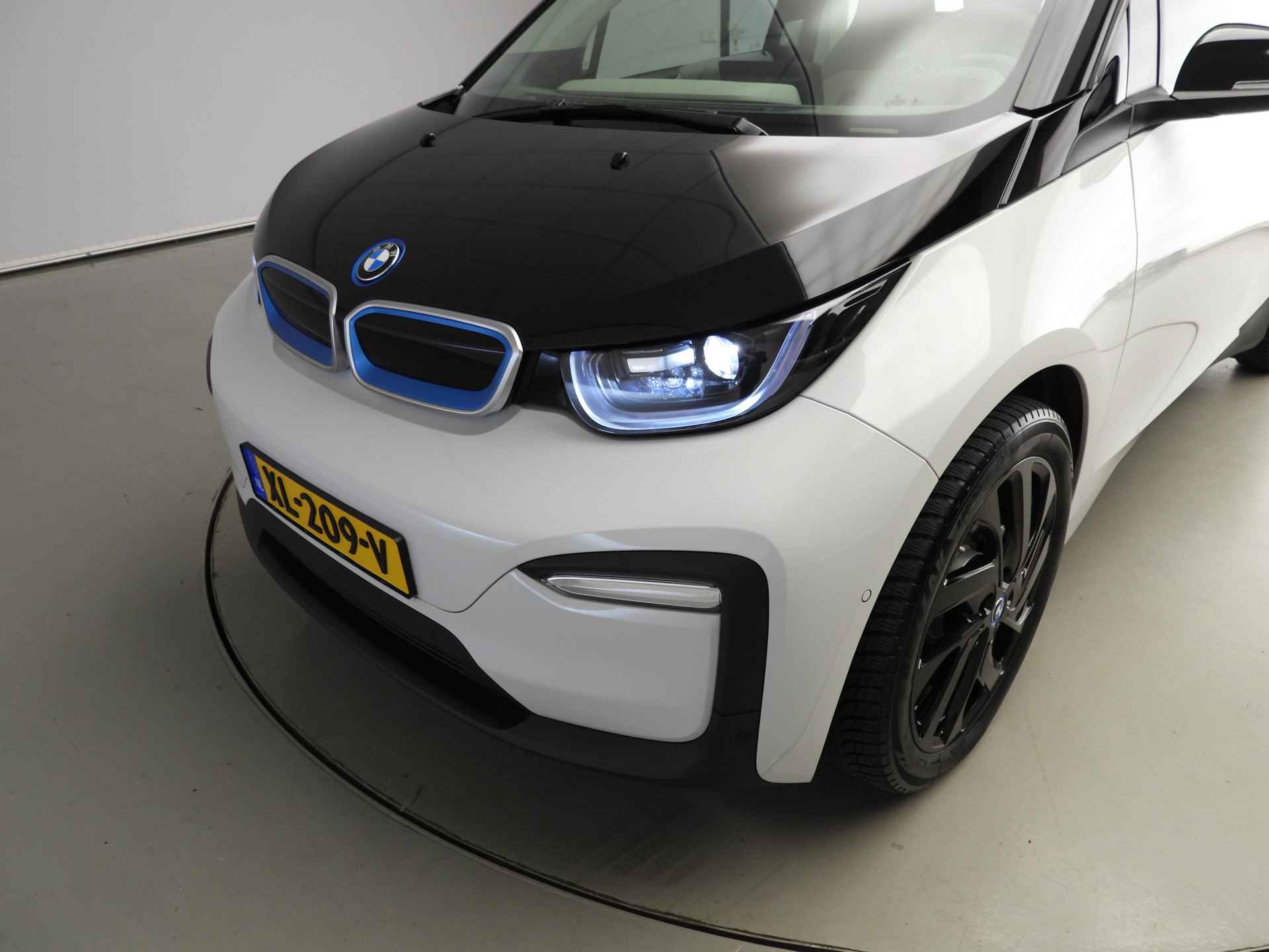 BMW i3 120Ah 42 kWh LED / Navigatie / Schuifdak / Stoelverwarming / Clima / PDC / DAB / Alu 19 inch - 31/33