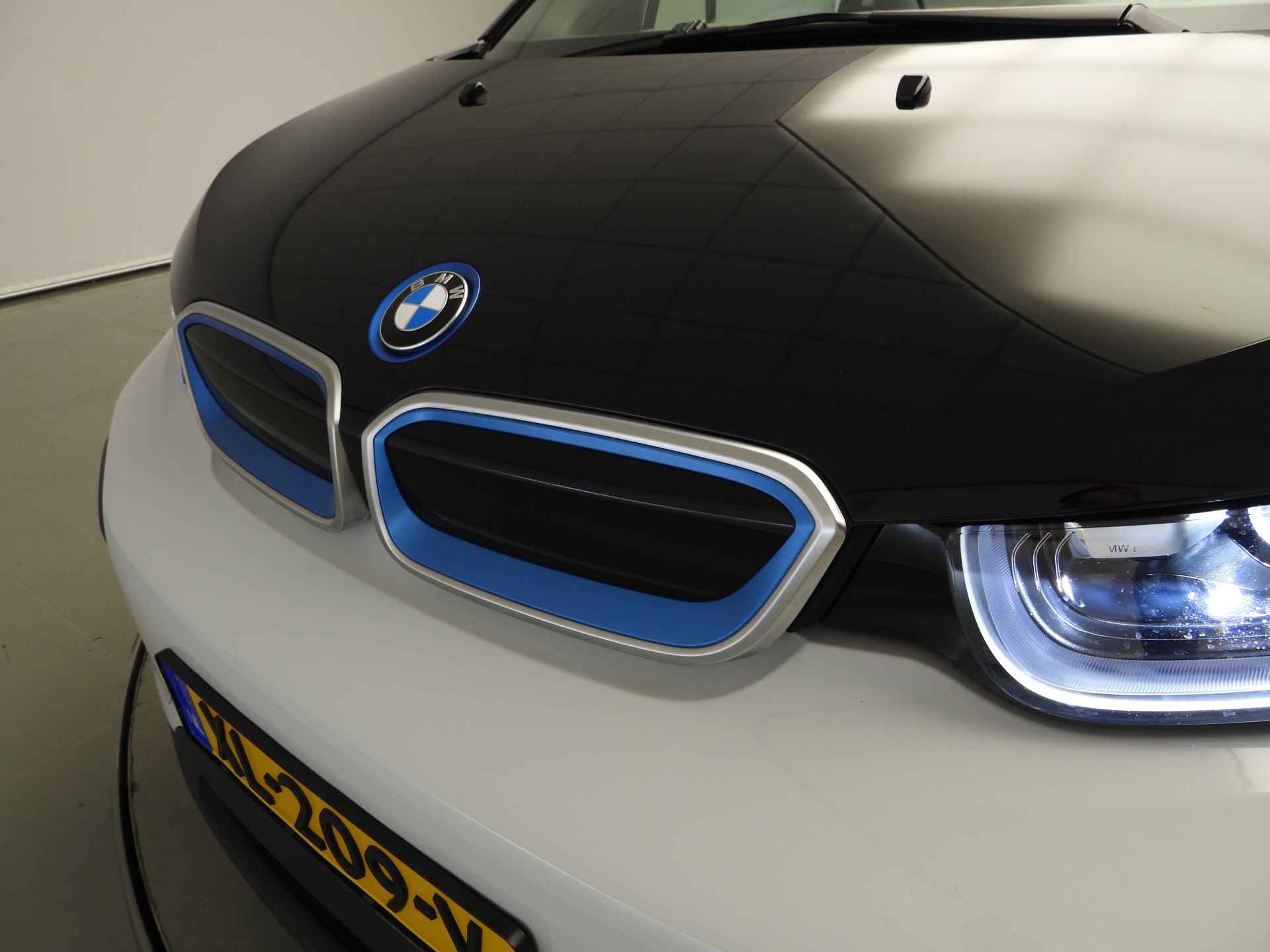 BMW i3 120Ah 42 kWh LED / Navigatie / Schuifdak / Stoelverwarming / Clima / PDC / DAB / Alu 19 inch - 32/33