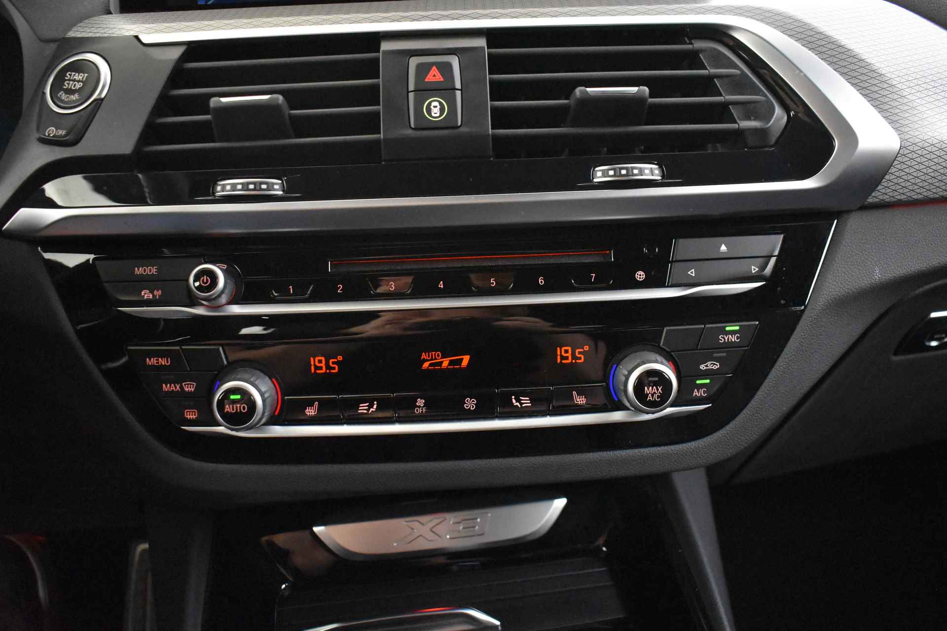 BMW X3 xDrive30i High Executive M Sport Automaat / Panoramadak / Trekhaak / Sportstoelen / Adaptieve LED / Head-Up / Comfort Access / Navigatie Professional / Parking Assistant - 27/40