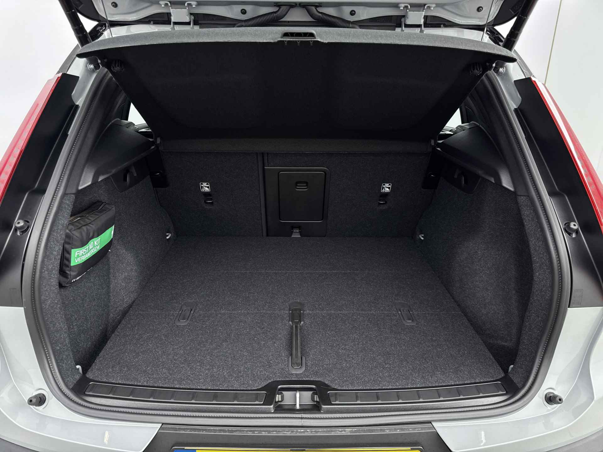 Volvo EX40 Extended Range Plus 82 kWh | Power Seats | Premium Audio by Harman Kardon | Climate Pack | Visual Park Assist | Dak in contraste - 28/32