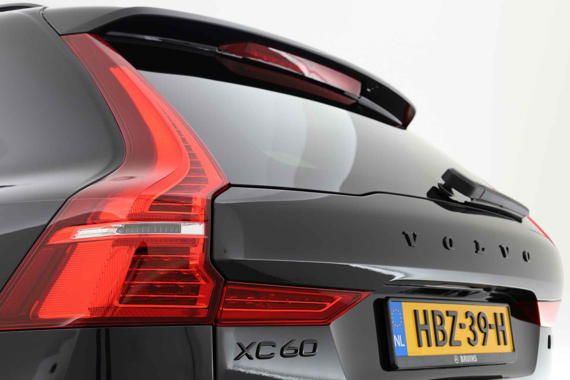 Volvo XC60 T8 Recharge Plus Black Edition | Pano | 360cam | Memory | Pilot Assist | Harman Kardon | Stoel- Stuurverw. - 32/33