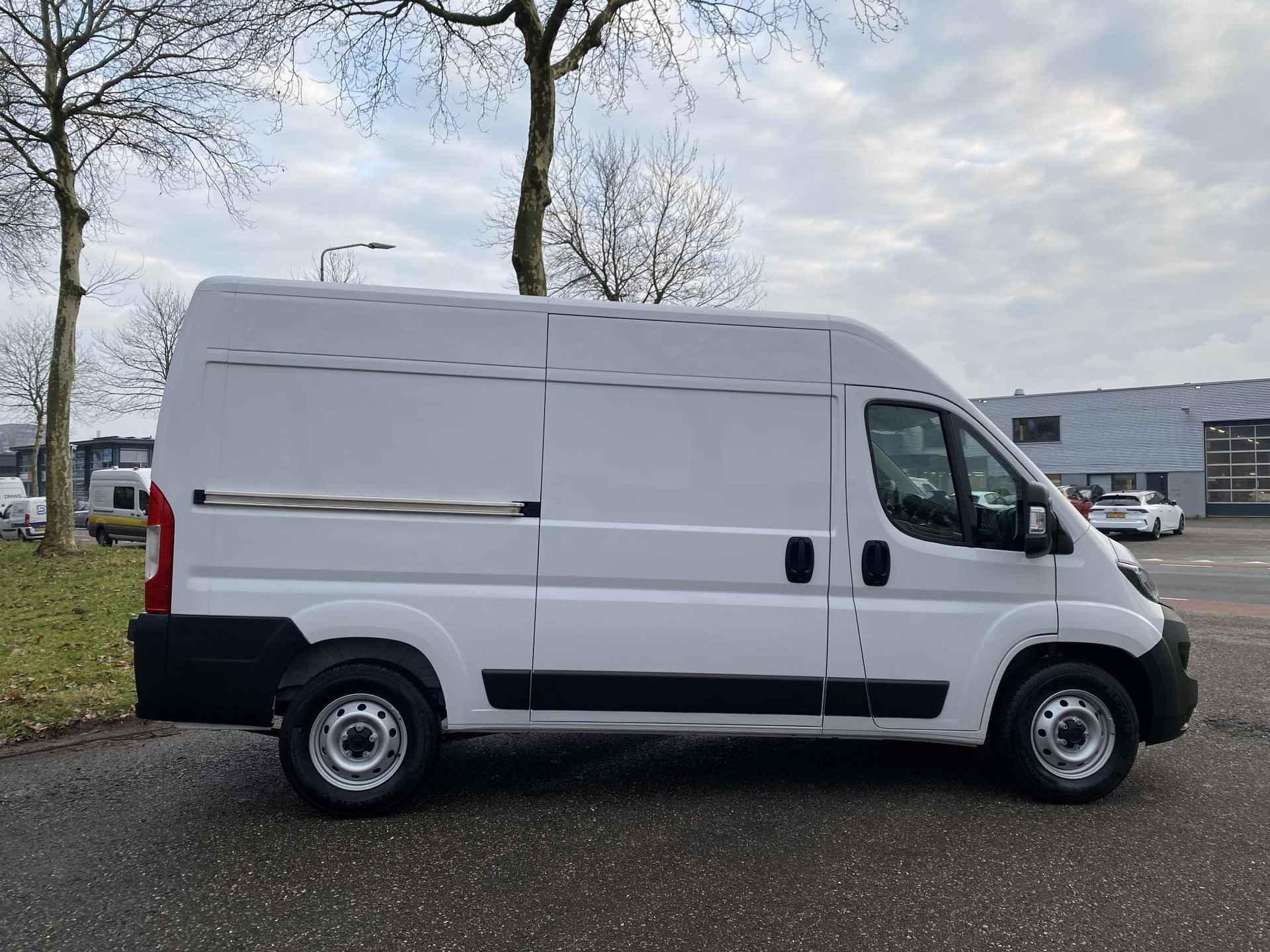 Fiat Ducato GB L2H2 2.2D MultiJet 140pk 3.5T | GEEN BPM | Multimedia | Apple CarPlay / Android Auto | NAVI | Achteruitrijcamera | Parkeersensoren achter | Dode hoek detectie | Inklapbare buitenspiegels | Bestuurdersstoel comfort | Armsteun | Bank voorpassagiers | Airbags - 8/41