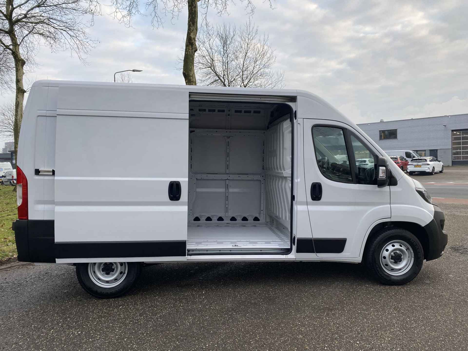 Fiat Ducato GB L2H2 2.2D MultiJet 140pk 3.5T | GEEN BPM | Multimedia | Apple CarPlay / Android Auto | NAVI | Achteruitrijcamera | Parkeersensoren achter | Dode hoek detectie | Inklapbare buitenspiegels | Bestuurdersstoel comfort | Armsteun | Bank voorpassagiers | Airbags - 9/41