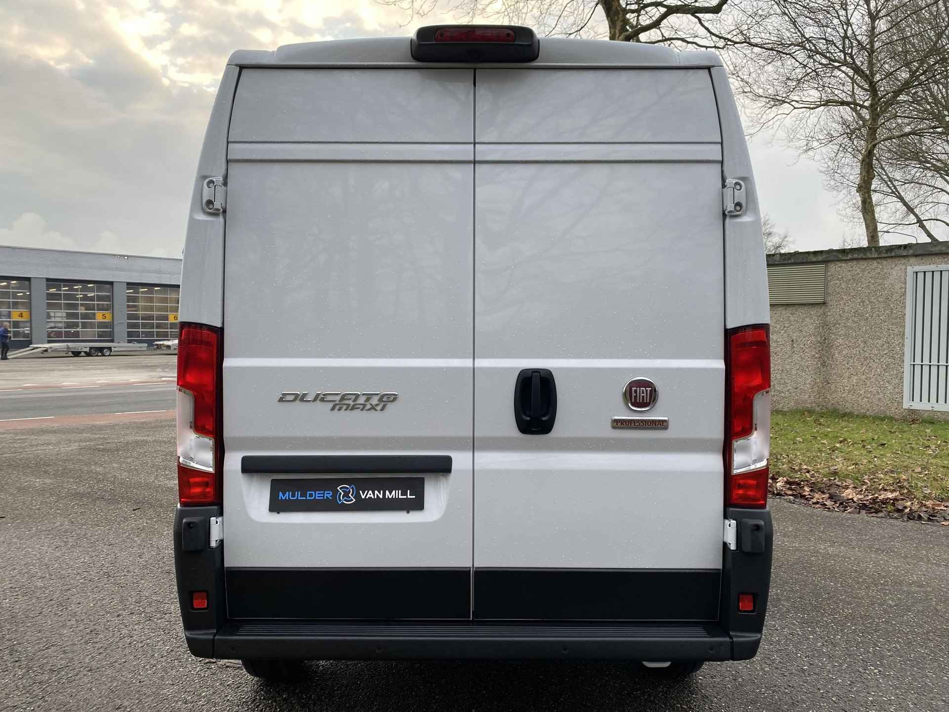 Fiat Ducato GB L2H2 2.2D MultiJet 140pk 3.5T | GEEN BPM | Multimedia | Apple CarPlay / Android Auto | NAVI | Achteruitrijcamera | Parkeersensoren achter | Dode hoek detectie | Inklapbare buitenspiegels | Bestuurdersstoel comfort | Armsteun | Bank voorpassagiers | Airbags - 11/41