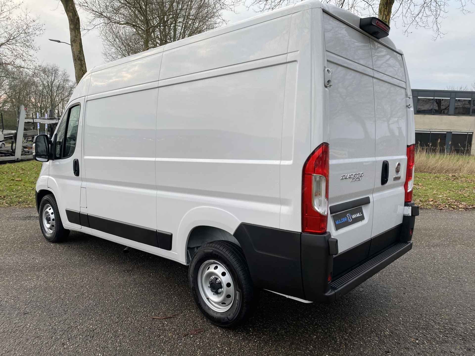 Fiat Ducato GB L2H2 2.2D MultiJet 140pk 3.5T | GEEN BPM | Multimedia | Apple CarPlay / Android Auto | NAVI | Achteruitrijcamera | Parkeersensoren achter | Dode hoek detectie | Inklapbare buitenspiegels | Bestuurdersstoel comfort | Armsteun | Bank voorpassagiers | Airbags - 12/41