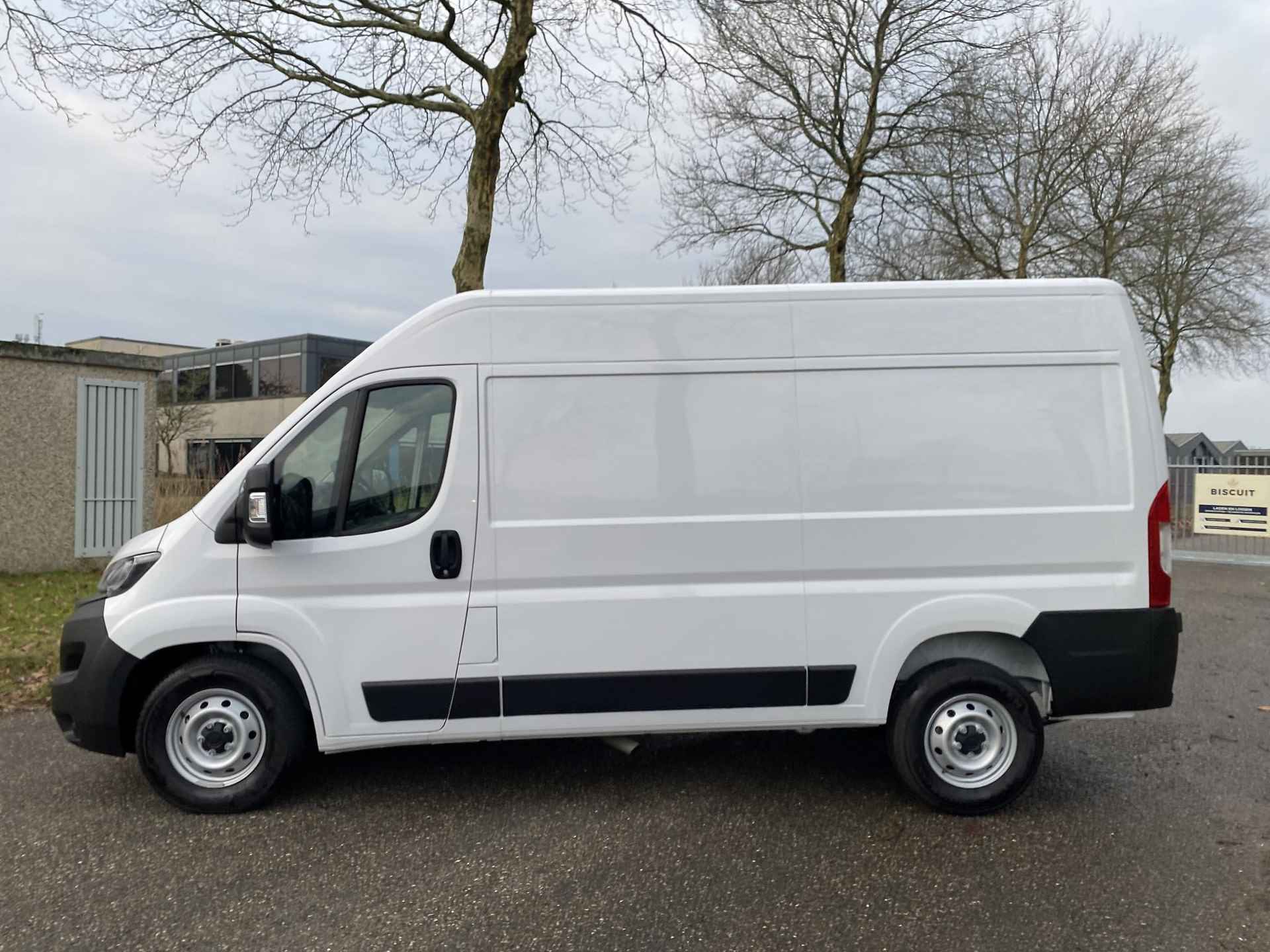 Fiat Ducato GB L2H2 2.2D MultiJet 140pk 3.5T | GEEN BPM | Multimedia | Apple CarPlay / Android Auto | NAVI | Achteruitrijcamera | Parkeersensoren achter | Dode hoek detectie | Inklapbare buitenspiegels | Bestuurdersstoel comfort | Armsteun | Bank voorpassagiers | Airbags - 13/41