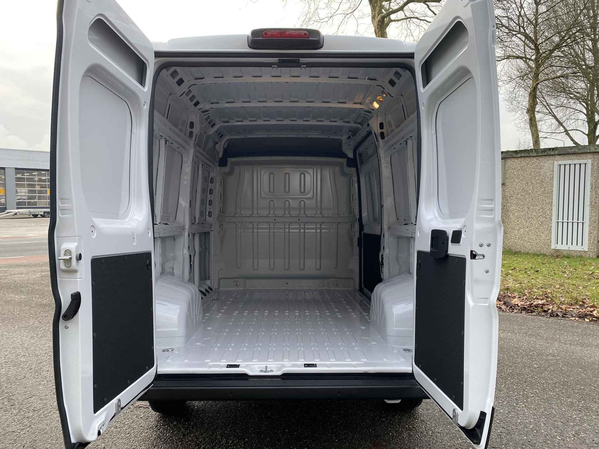 Fiat Ducato GB L2H2 2.2D MultiJet 140pk 3.5T | GEEN BPM | Multimedia | Apple CarPlay / Android Auto | NAVI | Achteruitrijcamera | Parkeersensoren achter | Dode hoek detectie | Inklapbare buitenspiegels | Bestuurdersstoel comfort | Armsteun | Bank voorpassagiers | Airbags - 16/41