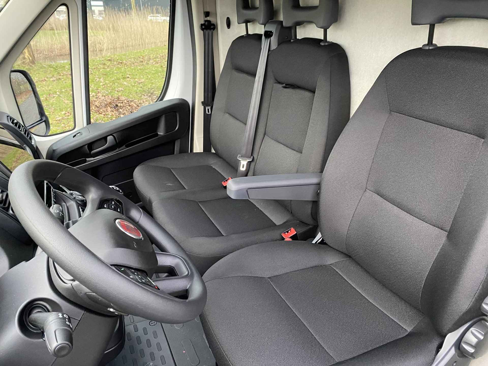 Fiat Ducato GB L2H2 2.2D MultiJet 140pk 3.5T | GEEN BPM | Multimedia | Apple CarPlay / Android Auto | NAVI | Achteruitrijcamera | Parkeersensoren achter | Dode hoek detectie | Inklapbare buitenspiegels | Bestuurdersstoel comfort | Armsteun | Bank voorpassagiers | Airbags - 21/41