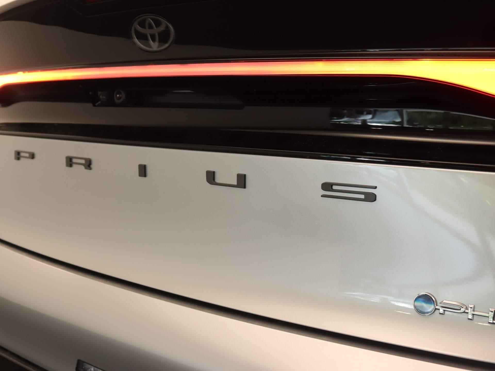 Toyota Prius 2.0 Plug-in Executive - NIEUW MODEL - NAVIGATIE - ACHTERUITRIJCAMERA - ELEKTRISCH VERSTELBARE BESTUURDERSSTOEL - STOELVERWARMING - DODEHOEK DETECTIE - 19" LICHT METALEN VELGEN - ELEKTRISCH BEDIENBARE ACHTERKLEP - 16/37