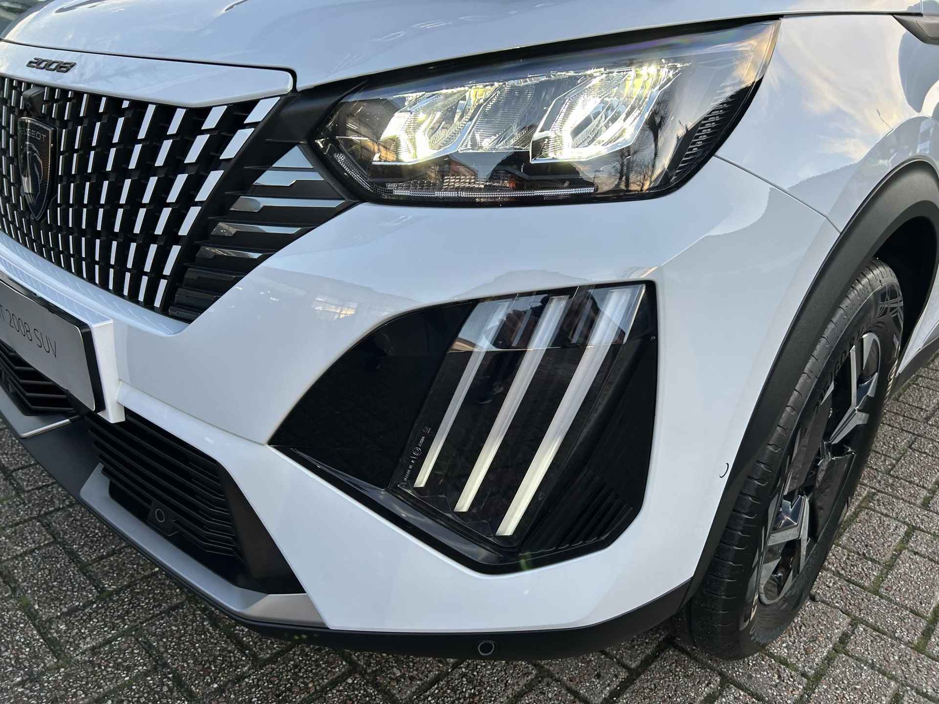 Peugeot 2008 1.2 Hybrid 136 Allure | Nieuw Model 2024! | Hybride Elektrisch rijden met Automaat | Navigatie via Telefoon | Parkeercamera | 360 graden Camera | Stoelverwarming | LED Verlichting | Apple Carplay/Android Auto | Lichtmetalen Velgen | Cruise & Climate Control | - 45/55