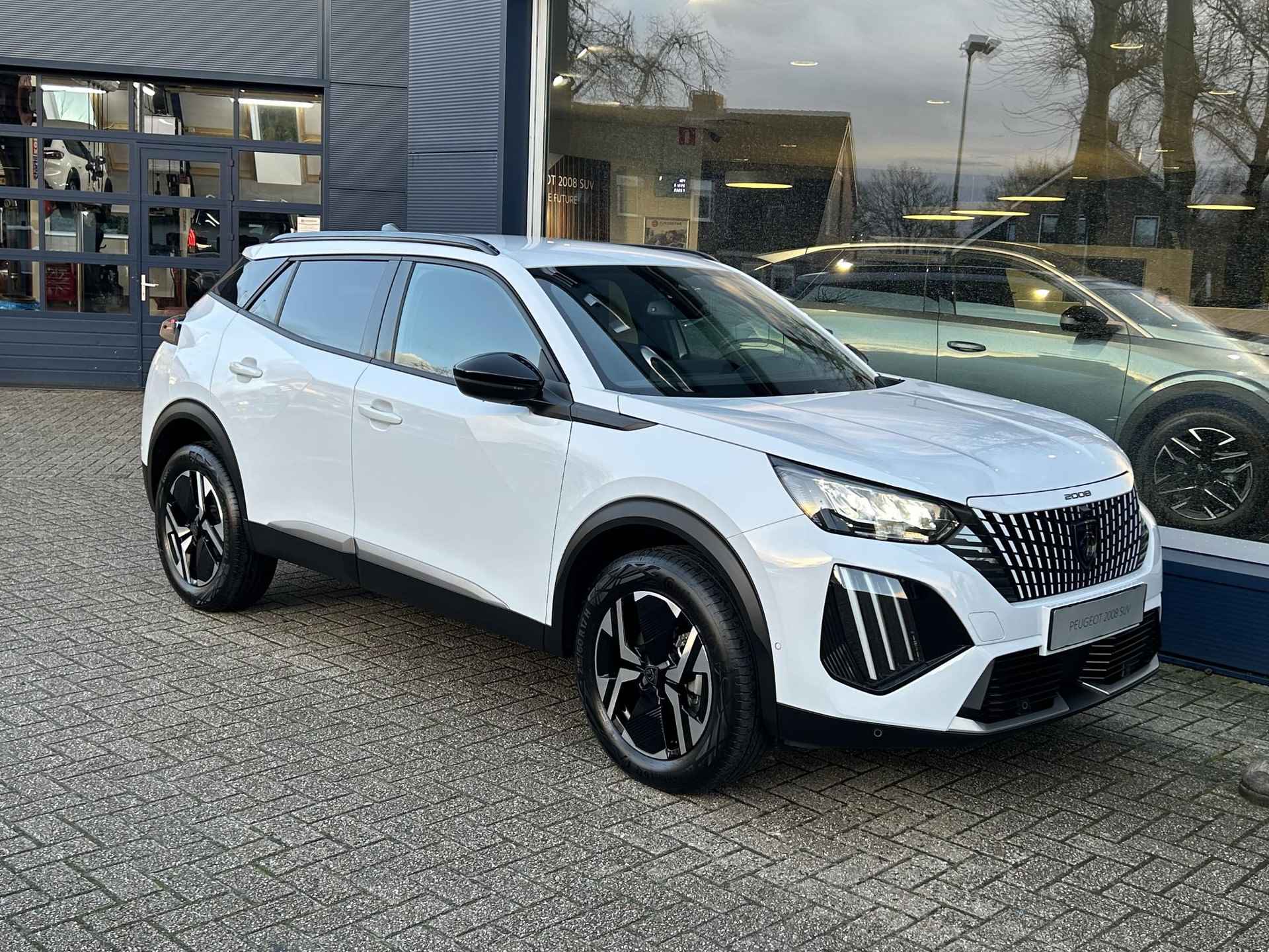 Peugeot 2008 1.2 Hybrid 136 Allure | Nieuw Model 2024! | Hybride Elektrisch rijden met Automaat | Navigatie via Telefoon | Parkeercamera | 360 graden Camera | Stoelverwarming | LED Verlichting | Apple Carplay/Android Auto | Lichtmetalen Velgen | Cruise & Climate Control | - 2/55