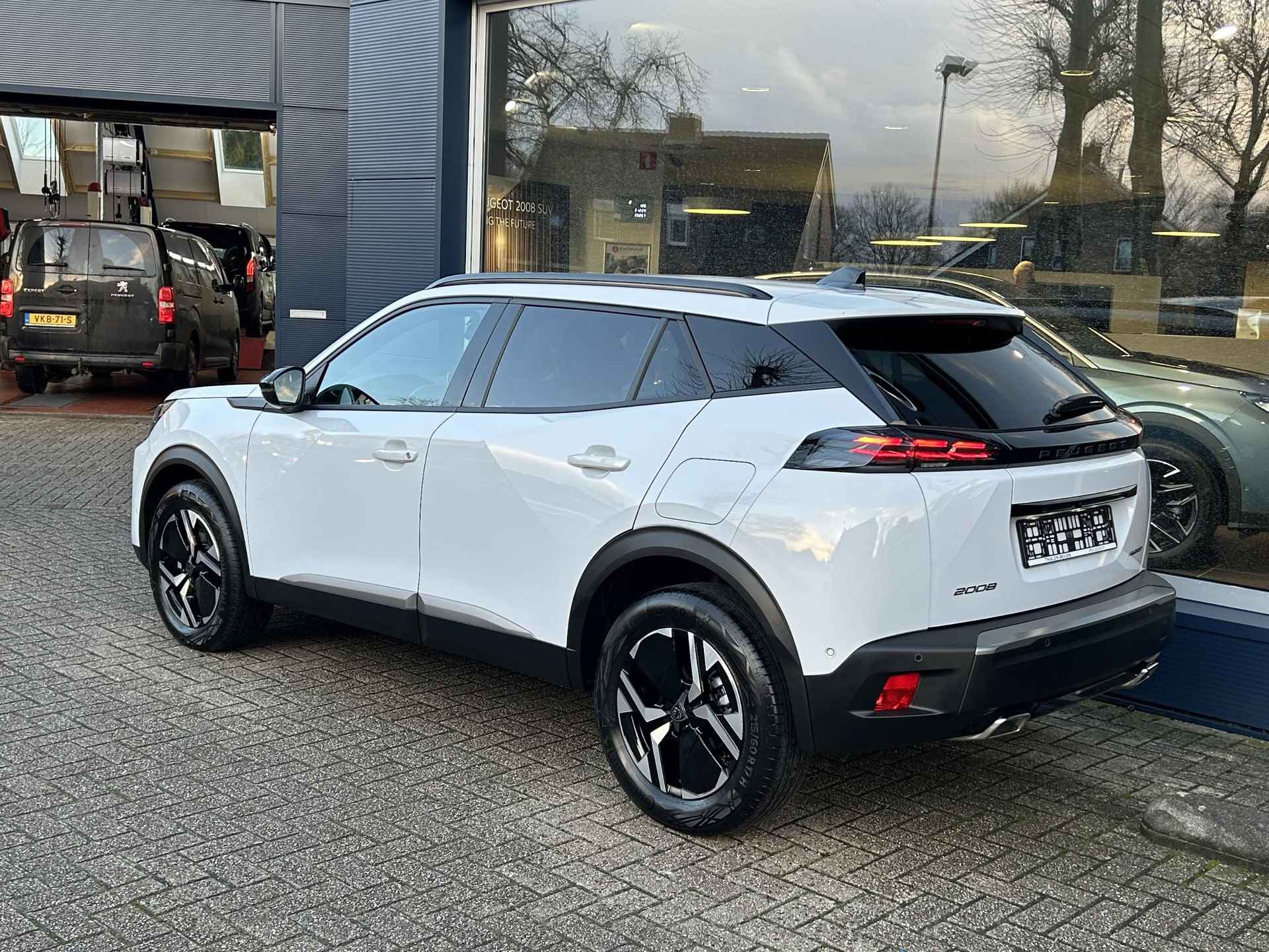 Peugeot 2008 1.2 Hybrid 136 Allure | Nieuw Model 2024! | Hybride Elektrisch rijden met Automaat | Navigatie via Telefoon | Parkeercamera | 360 graden Camera | Stoelverwarming | LED Verlichting | Apple Carplay/Android Auto | Lichtmetalen Velgen | Cruise & Climate Control | - 4/55