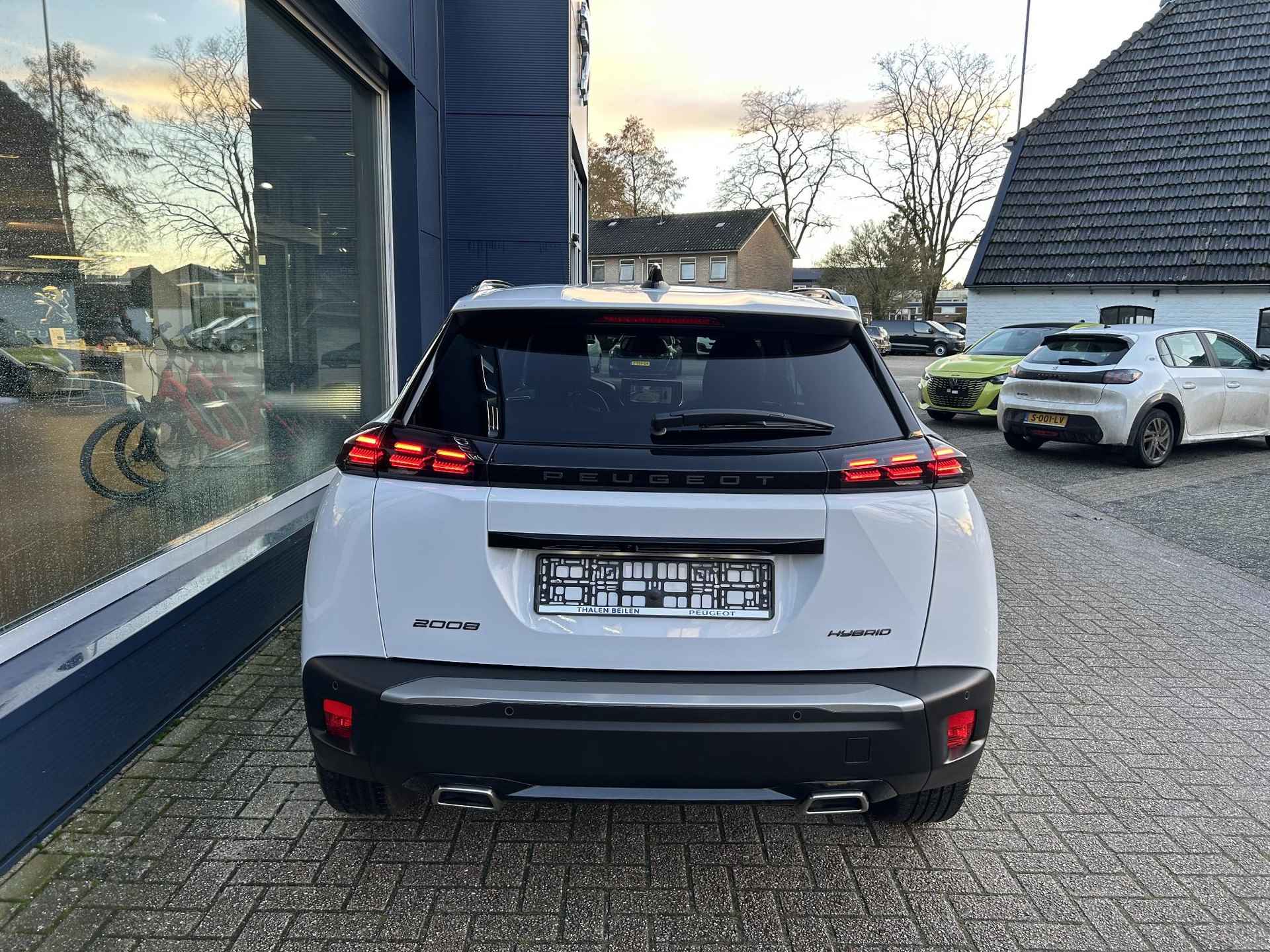 Peugeot 2008 1.2 Hybrid 136 Allure | Nieuw Model 2024! | Hybride Elektrisch rijden met Automaat | Navigatie via Telefoon | Parkeercamera | 360 graden Camera | Stoelverwarming | LED Verlichting | Apple Carplay/Android Auto | Lichtmetalen Velgen | Cruise & Climate Control | - 12/55