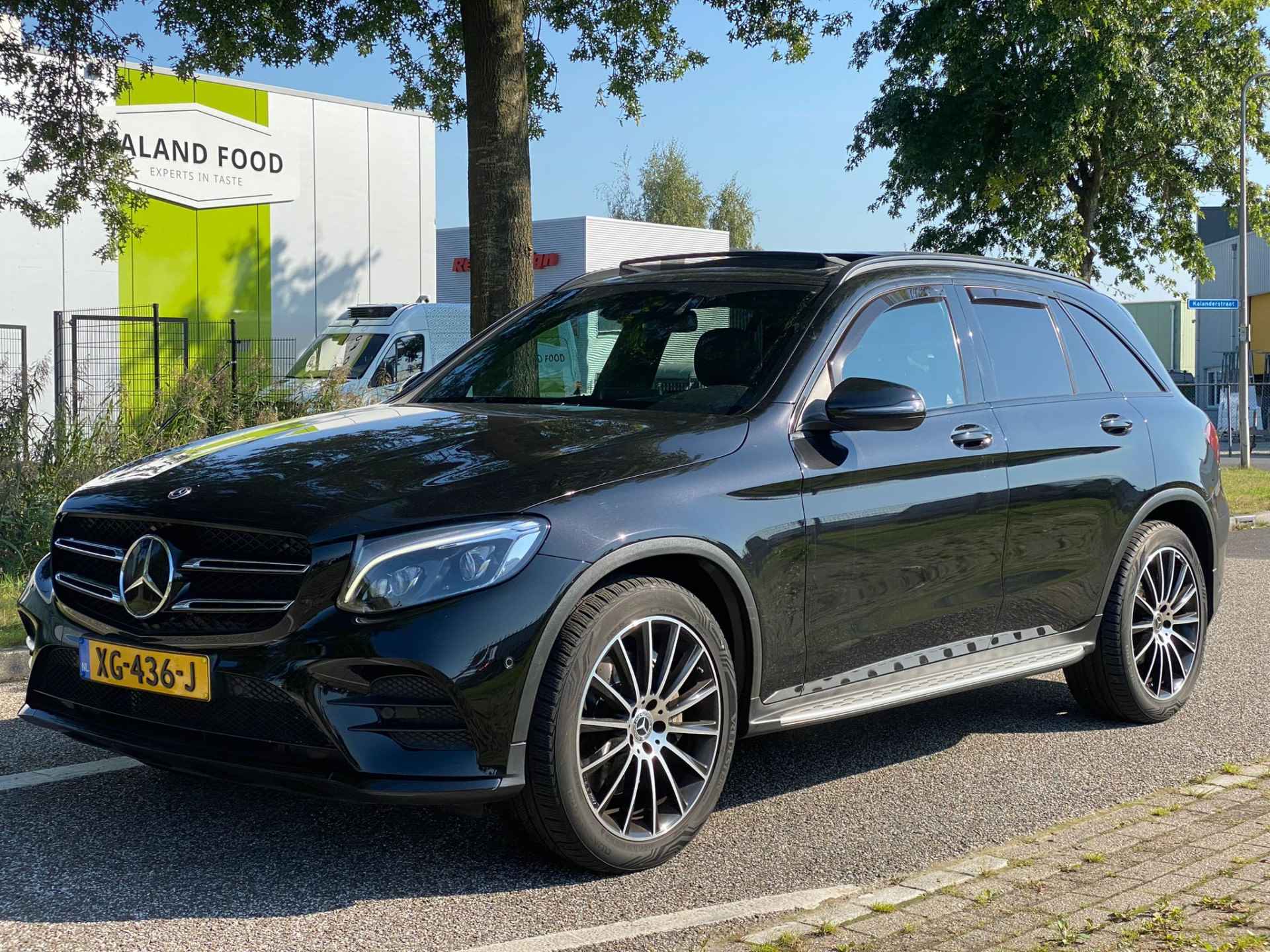 Mercedes-Benz GLC 250 4MATIC AMG Premium | Pano | Adaptive | Trekhaak | 19"LMV | Camera | Dodehoek | NET BINNEN! - 1/35