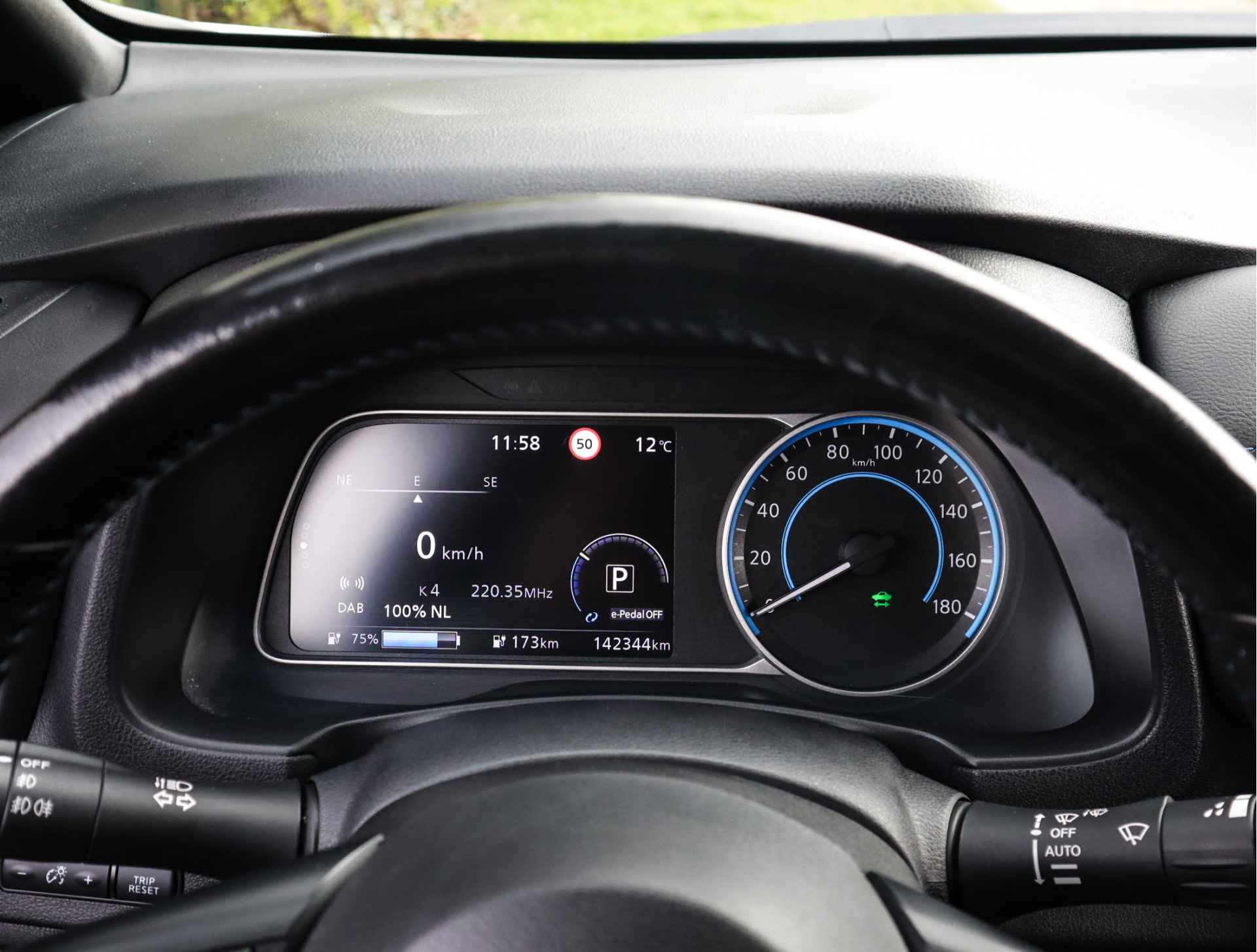 Nissan Leaf Acenta 40 kWh (Subsidie-Mogelijk) (150PK) 1e-Eig, Nissan-Dealer-Onderh, 12-Mnd-BOVAG, NL-Auto, Navigatie/Apple-Carplay/Android-Auto, Parkeersensoren-V+A, Achteruitrijcamera, Airco/Climate-Control, Dodehoeksensor, Keyless-Entry/Start, Adaptive-Cruise-Control, Stoelverwarming, Lane-Assist, Privacy-Glas - 6/41