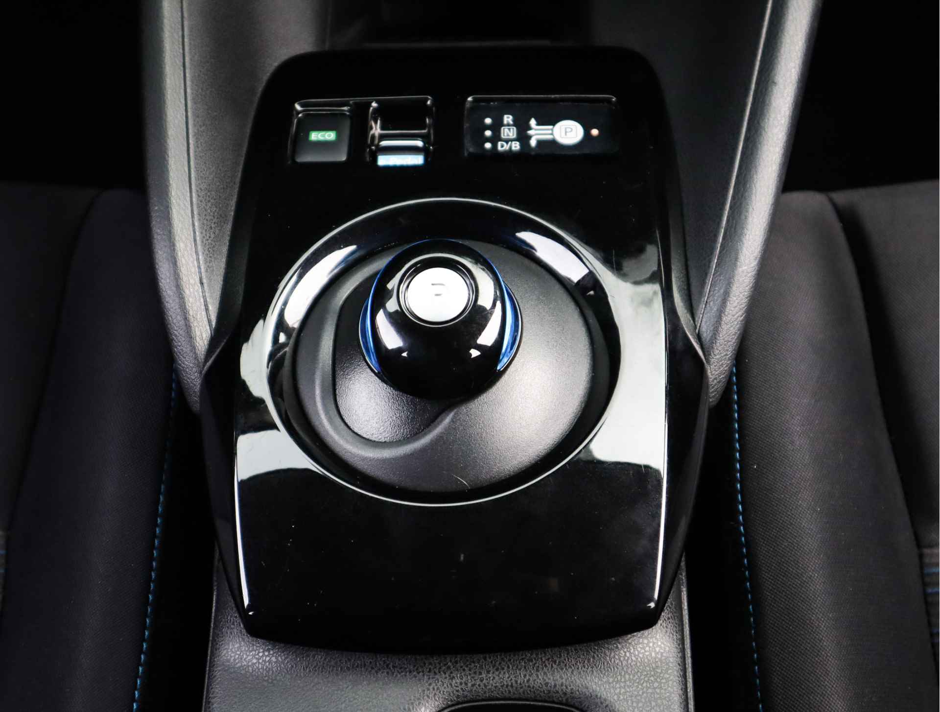 Nissan Leaf Acenta 40 kWh (Subsidie-Mogelijk) (150PK) 1e-Eig, Nissan-Dealer-Onderh, 12-Mnd-BOVAG, NL-Auto, Navigatie/Apple-Carplay/Android-Auto, Parkeersensoren-V+A, Achteruitrijcamera, Airco/Climate-Control, Dodehoeksensor, Keyless-Entry/Start, Adaptive-Cruise-Control, Stoelverwarming, Lane-Assist, Privacy-Glas - 16/41