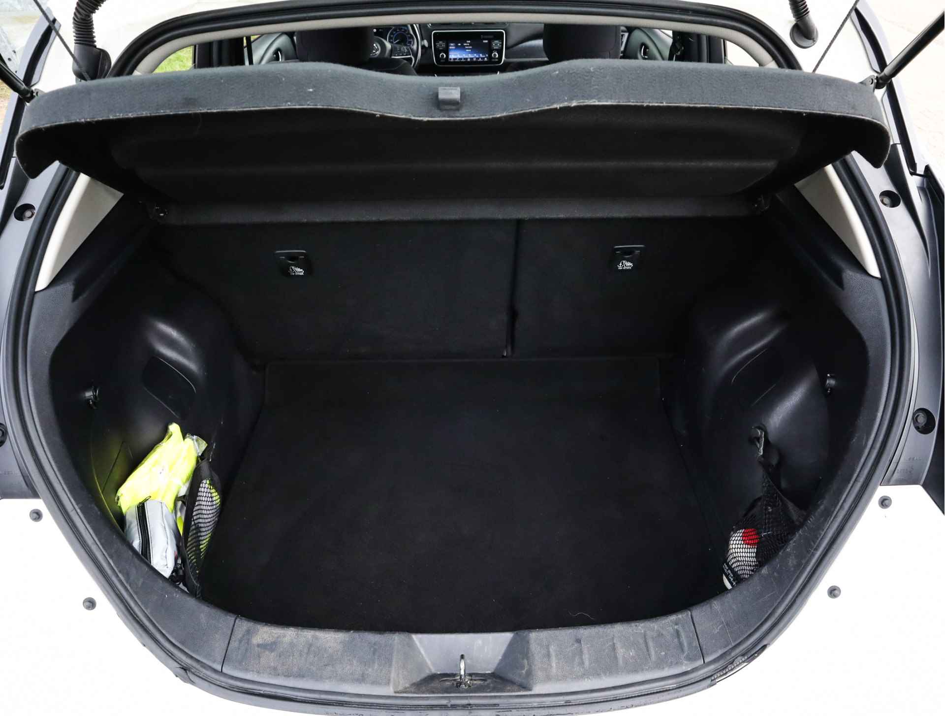 Nissan Leaf Acenta 40 kWh (Subsidie-Mogelijk) (150PK) 1e-Eig, Nissan-Dealer-Onderh, 12-Mnd-BOVAG, NL-Auto, Navigatie/Apple-Carplay/Android-Auto, Parkeersensoren-V+A, Achteruitrijcamera, Airco/Climate-Control, Dodehoeksensor, Keyless-Entry/Start, Adaptive-Cruise-Control, Stoelverwarming, Lane-Assist, Privacy-Glas - 31/41