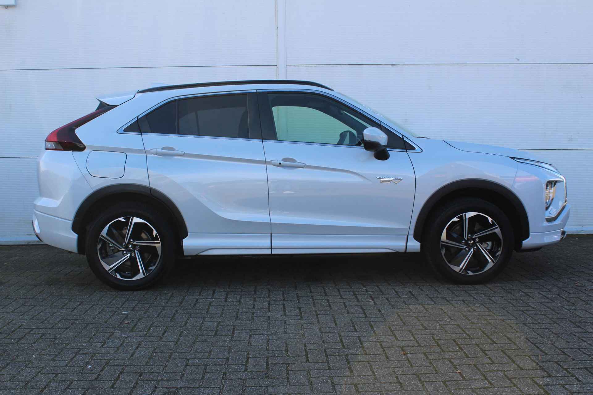 Mitsubishi Eclipse Cross 2.4 PHEV Executive / Navigatie + Apple Carplay/Android Auto / Cruise Control Adaptief / Climate Control / Achteruitrijcamera / Stoel- + Stuurverwarming / - 16/49