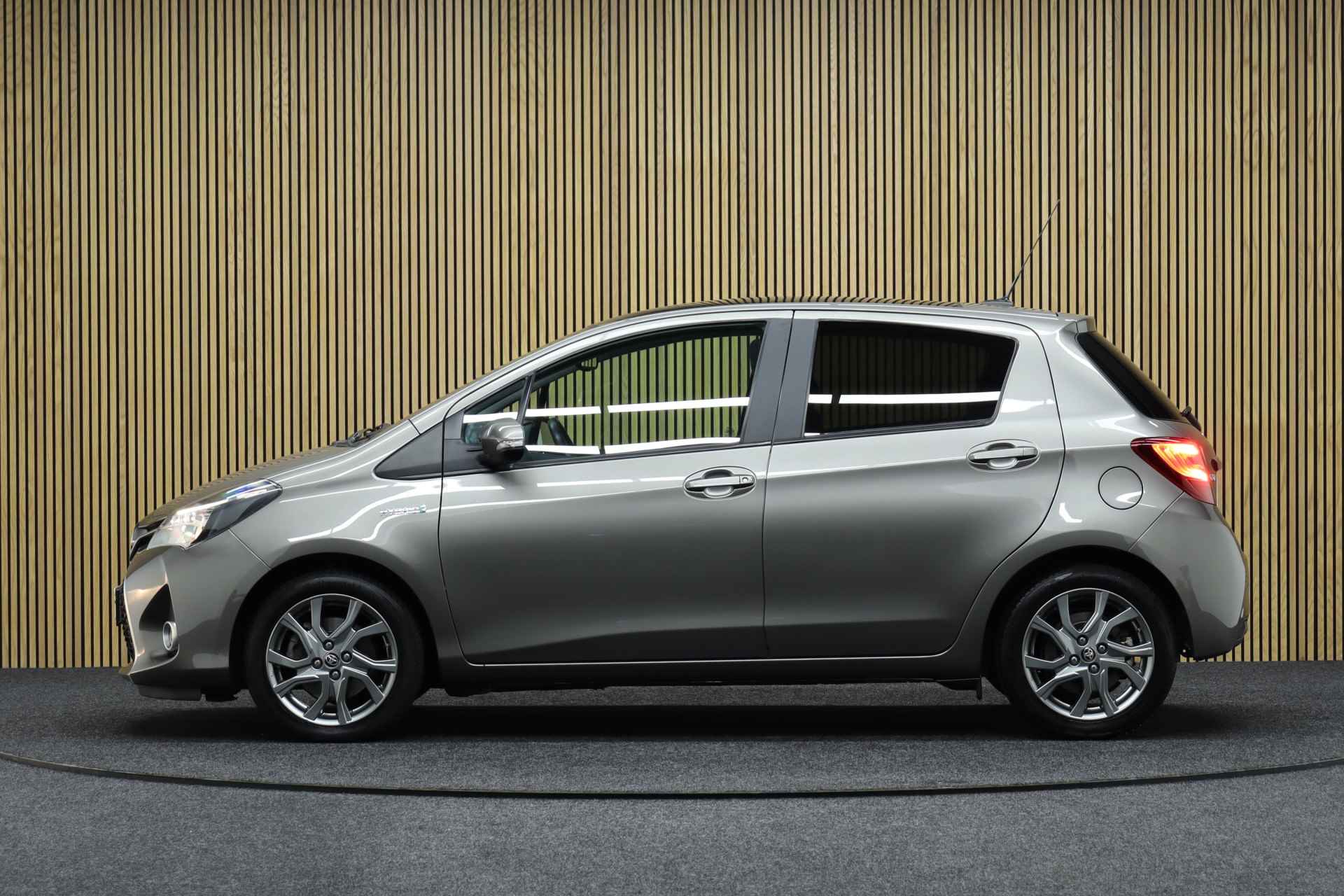 Toyota Yaris 1.5 Hybrid Dynamic | Panoramadak | Cruise control | Clima | Camera | Navigatie | All-season Banden - 2/47