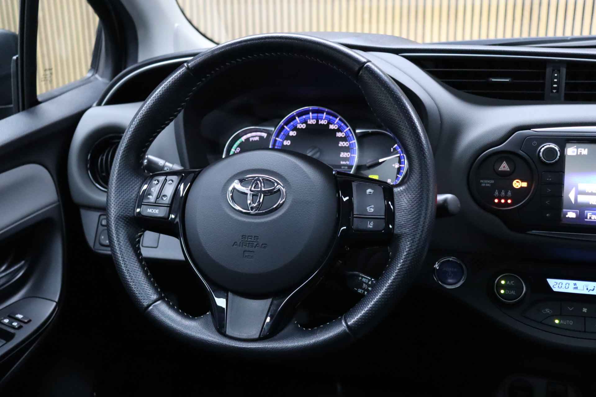 Toyota Yaris 1.5 Hybrid Dynamic | Panoramadak | Cruise control | Clima | Camera | Navigatie | All-season Banden - 15/47