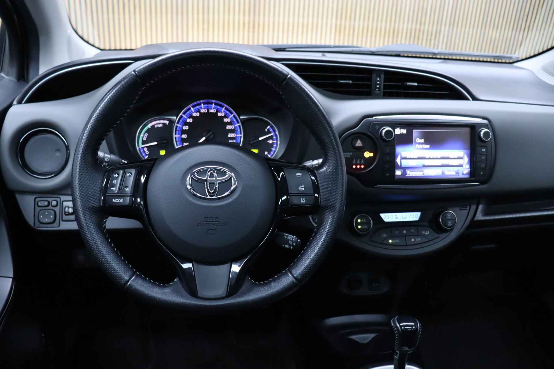 Toyota Yaris 1.5 Hybrid Dynamic | Panoramadak | Cruise control | Clima | Camera | Navigatie | All-season Banden - 17/47