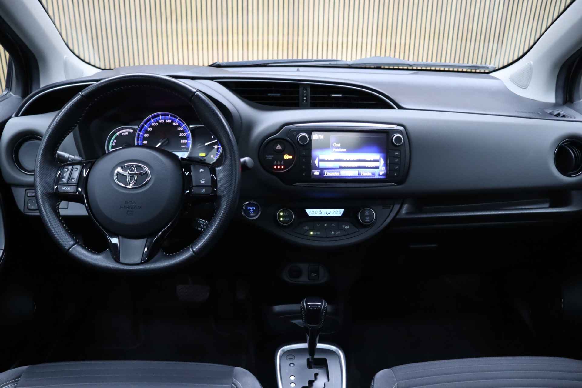 Toyota Yaris 1.5 Hybrid Dynamic | Panoramadak | Cruise control | Clima | Camera | Navigatie | All-season Banden - 38/47