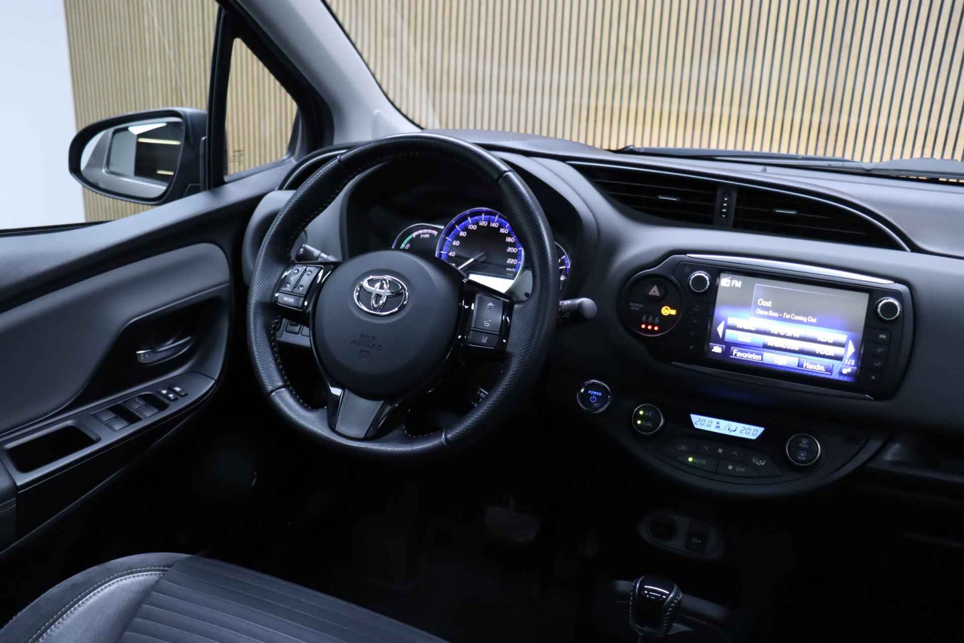 Toyota Yaris 1.5 Hybrid Dynamic | Panoramadak | Cruise control | Clima | Camera | Navigatie | All-season Banden - 39/47