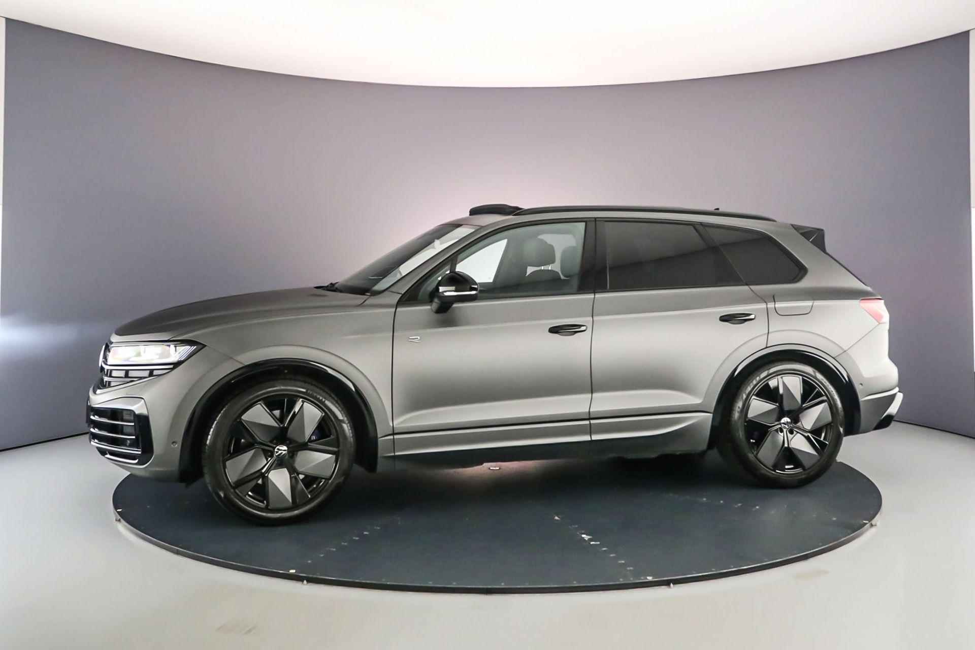 Volkswagen Touareg R 3.0 TSI eHybrid 462pk Tiptronic Trekhaak, Panoramadak, Lederen bekleding, Luchtvering, Head up display, LED matrix verlichting, 360 camera, Adaptive cruise control - 2/60